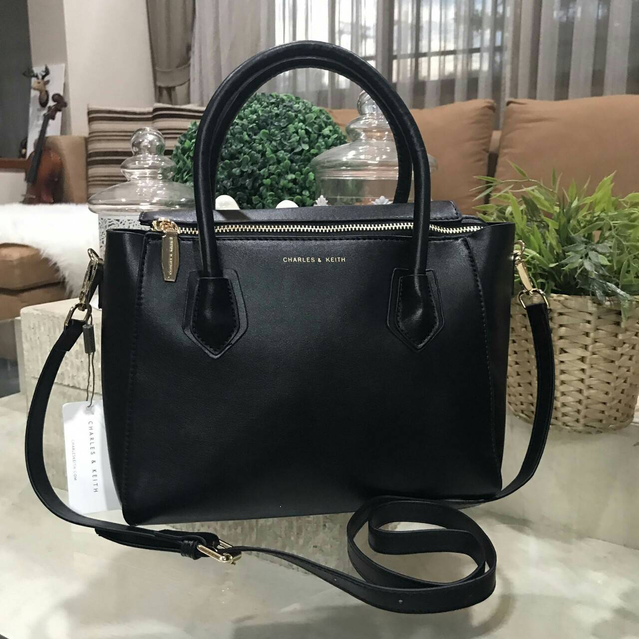 CHARLES & KEITH DOUBLE ZIP STRUCTURED BAG กระเป๋าถือหรือสะพายรุ่นใหม่ลชนช็อป ขนาดกำลังดี หนังเรียบสวยอยู่ทรงด้านหน้ามีโลโก้แบรนด์ เปิดปิดด้วยซิป ภายในกว้างจุของได้เยอะ ใส่ Ipad กระเป๋าสตางค์ หนังสือ ของใช้ได้จุ มาพร้อมสายสะพายยาวถอดปรับระดับได้ได้ มีหมุดร