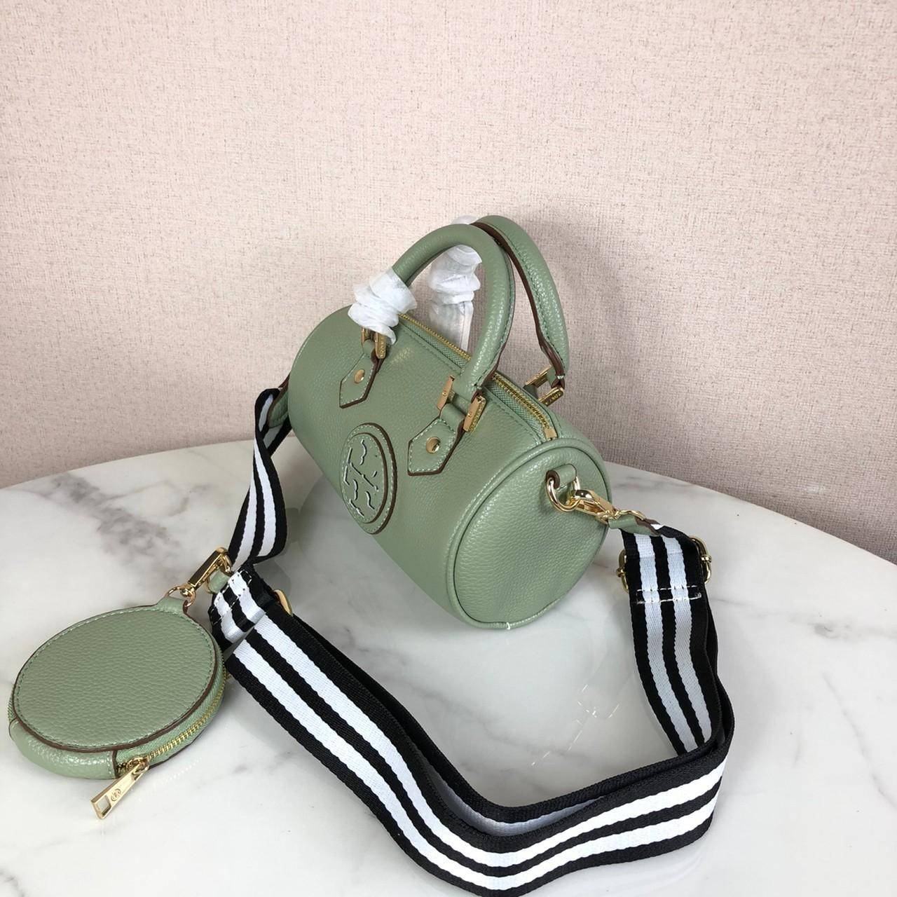 กระเป๋าถือ หรือสะพาย TORY BURCH เปิด - ปิดกระเป๋าด้วยซิป ด้านในมีช่องใส่ของ 1 ช่อง มาพร้อมสายสะพายยาว สามารถถอดและปรับได้ Free Size ค่ะ