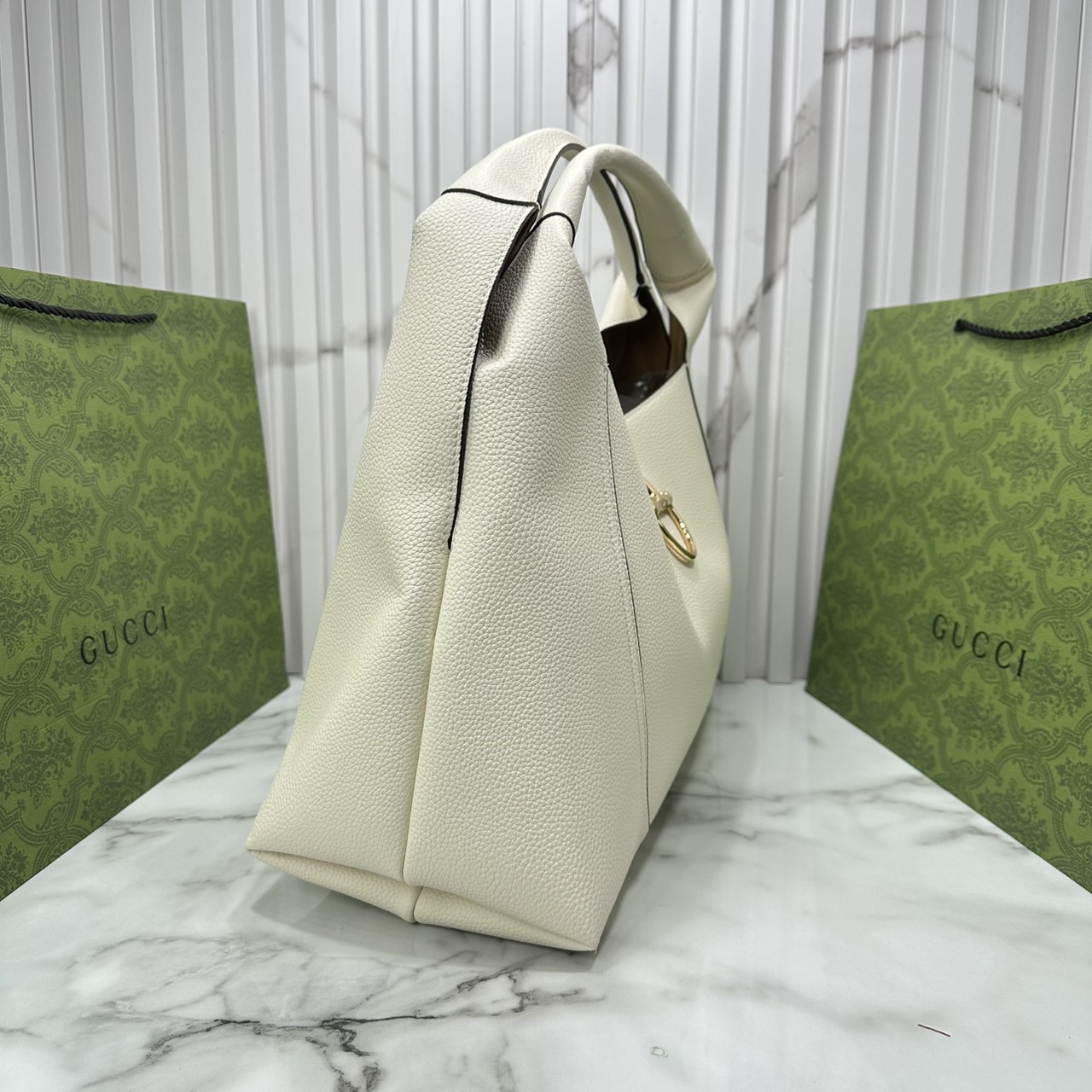 Gucci Softbit maxi shoulder bag โฉมใหม่ล่าสุด กับกระเป๋าสะพายรูปทรงใหม่เรียบหรูด้วยหนังลายเกรน ใบใหญ่จุใจพร้อมใบลูกเข้าเซ็ท ตกแต่งอะไหล่ Horsebit ครึ่งรูปขนาดใหญ่ด้านหน้าสวยหรูโดดเด่น สวยผู้ดี ดารา เซเลปใช้กันเพียบ