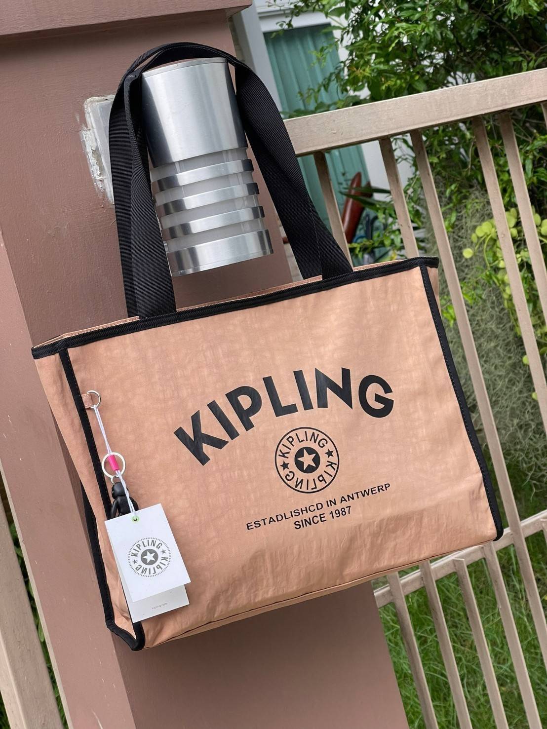 Kipling Stacey Tote Bag(KI3101) คอลเลคชั่นใหม่ล่าสุดจากkipling เป็นกระเป๋าที่มีสายคล้องเอาไว้ใช้งานบริเวณไหล่ สามารถจัดเก็บสิ่งของได้ในจำนวนมาก รวมไปถึงตัวซิปที่มีความไหลลื่น ใช้งานง่ายไม่มีสะดุดในขณะเดียวกันตัวกระเป๋าเองก็มีน้ำหนักเบามาก ๆ พื้นฐานที่สามา