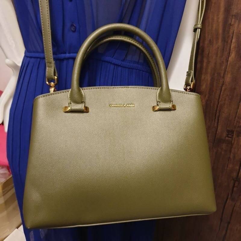 CHARLES & KEITH CLASSIC TOP HANDLE BAG กระเป๋าถือหรือสะพายใบใหญ่ ทรงแข็ง หนัง pu สวย ดีไซน์เรียบหรู ดูดี ด้านหน้าป้ายโลโก้แบบนูน ด้านหลังมีซ่องซิป 1 ช่อง เปิด-ปิดแบบกระดุมแม่เหล็ก ภายในมี 2 ช่องใหญ่ คั่นกลางด้วยช่องซิป มีหมุดรองรองฐานสี่มุม มาพร้อมสายสะพา