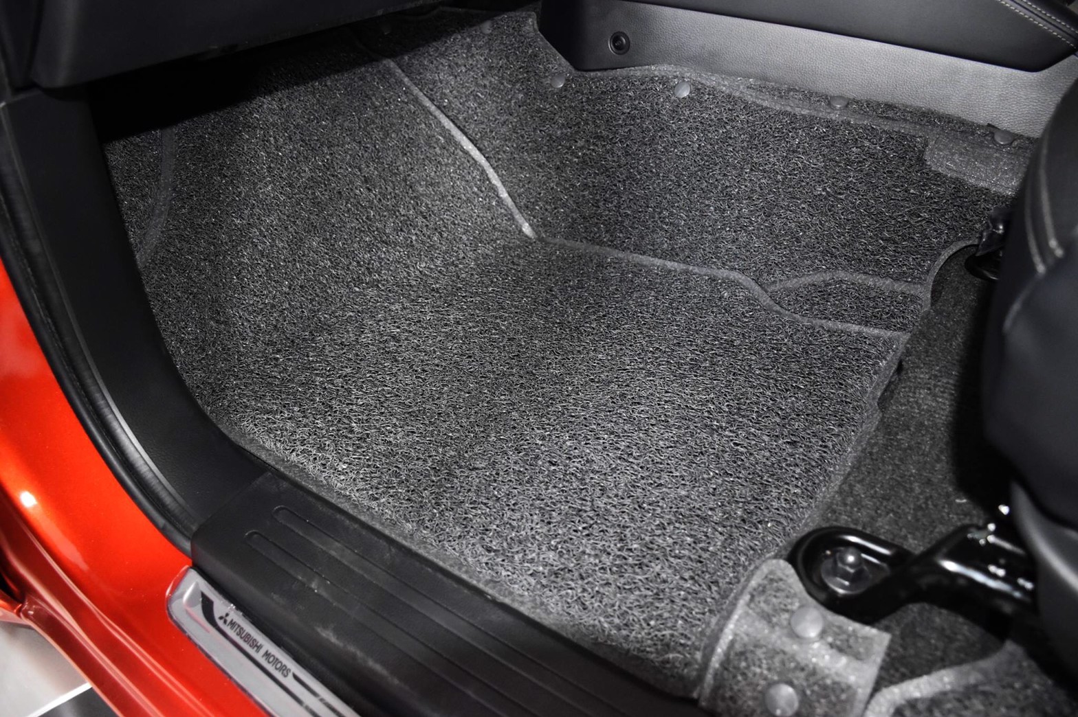 พรมไวนิลดักฝุ่นรีดขอบ MITSUBISHI TRITON 4ประตู 2014-2023 พรมดักฝุ่นในรถยนต์ เข้ารูป เต็มคัน