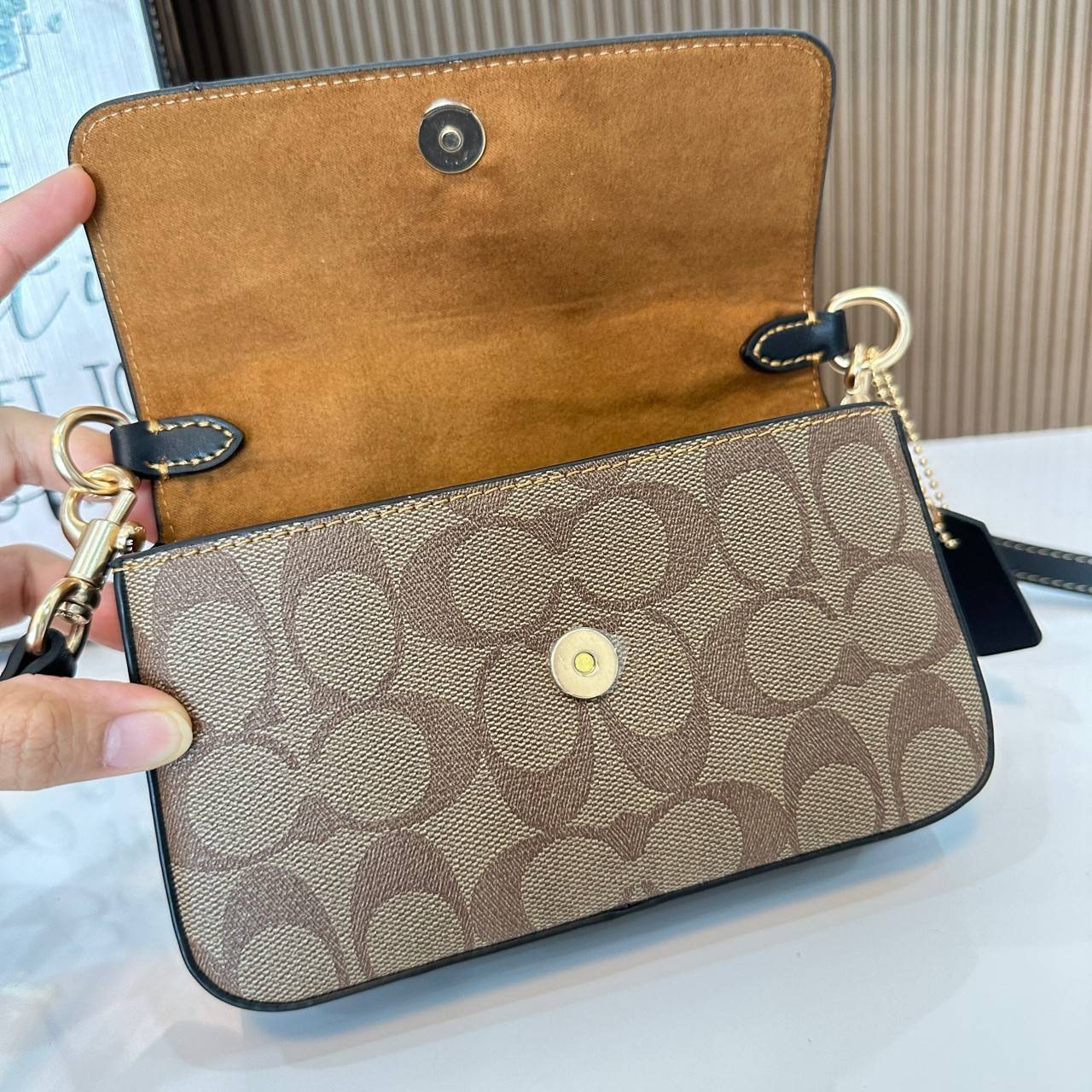 Coach Mini Josie Top Handle Crossbody In Blocked Signature Canvas (cc340) ใหม่ล่าสุด กระเป๋าสะพายหรือถือใบเล็กกระทัดรัด วัสดุหนังตัดขอบหนังแท้ ภายในช่องโล่งกว้างสามารถใส่โทรศัพท์ iPhonePro max ได้ มีช่องใส่บัตรเครดิต 2 ช่อง เปิดปิดด้วนกระดุมแป๊ก ซับในผ้า 