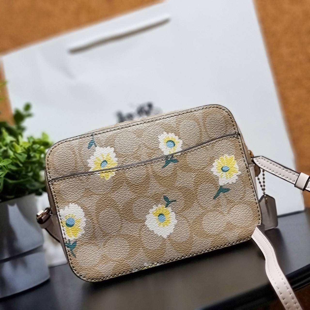 COACH C3354 MINI CAMERA BAG IN SIGNATURE CANVAS WITH DAISY PRINT คอลเลคชั่นใหม่ เอาใจสายหวาน!! กระเป๋าสะพายข้างไซส์มินิ ทรงสวยกำลังดี ดีไซน์ตกแต่งลายดอกเดซี่ คิ้วท์แบบไม่มีใครเกินแน่นอน วัสดุหนังแคนวาสเคลือบลาย เปิด-ปิดด้วยซิป สายสะพายปรับได้ตามตัว ภายในม