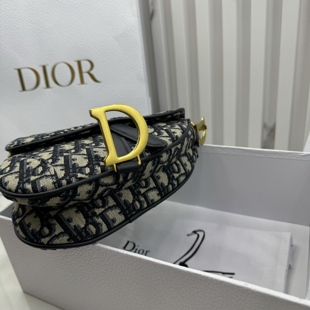 DIOR Mini Saddle Bag with Strap Blue Dior Oblique Jacquard / Black Grained Leather กระเป๋าสะพายทรงอานม้าเอกลักษณ์ของแบรนด์แห่งตำนานความหรู