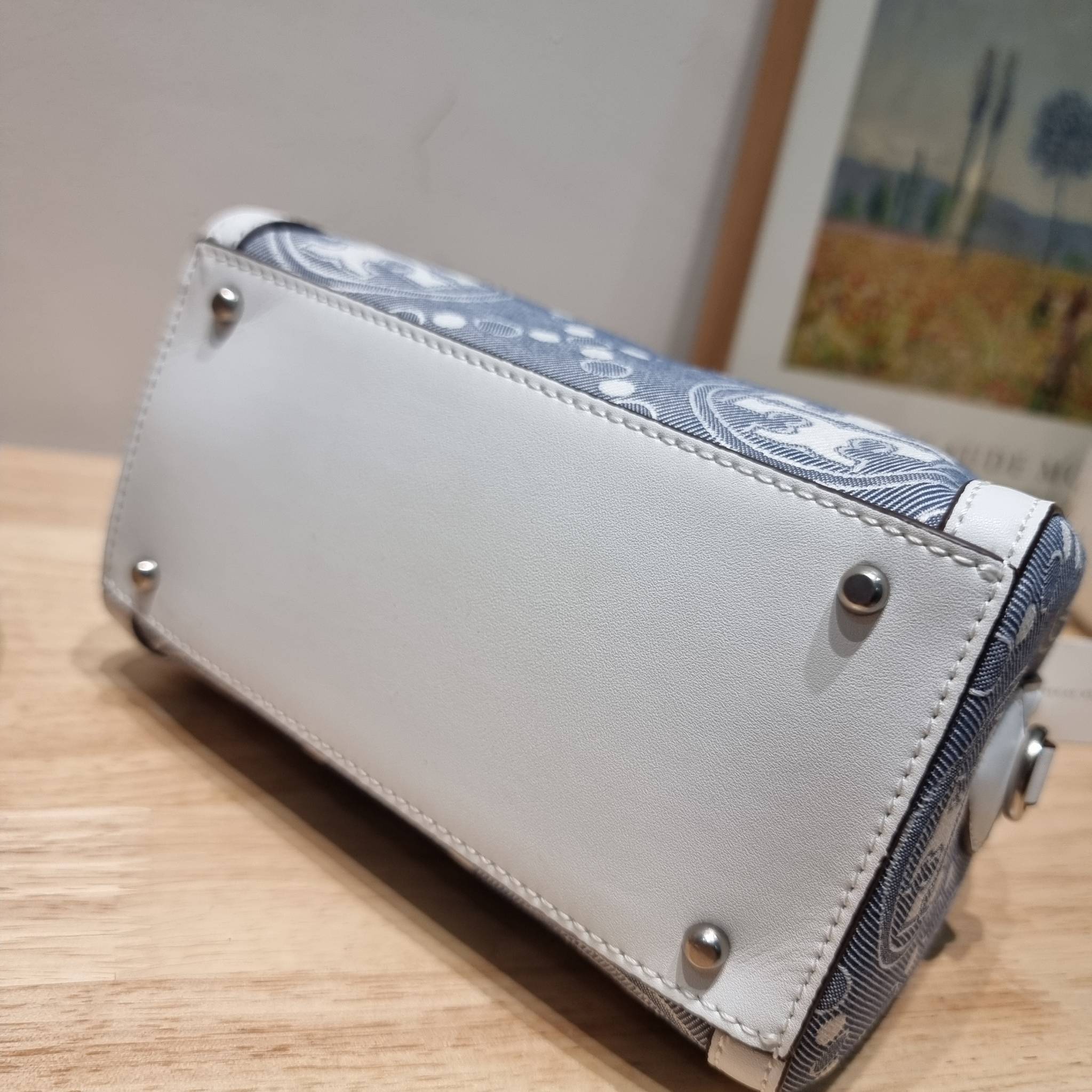 TORY BURCH Petite T Monogram Denim Barrel Bag / TORY BURCH MINI T MONOGRAM DENIM TOTE คอลเลคชั่นใหม่รับซัมเมอร์นี้ กับกระเป๋าสะพายทรงโท้ท ไซส์มินิ ดีไซน์โทนสีฟ้า สวยคม