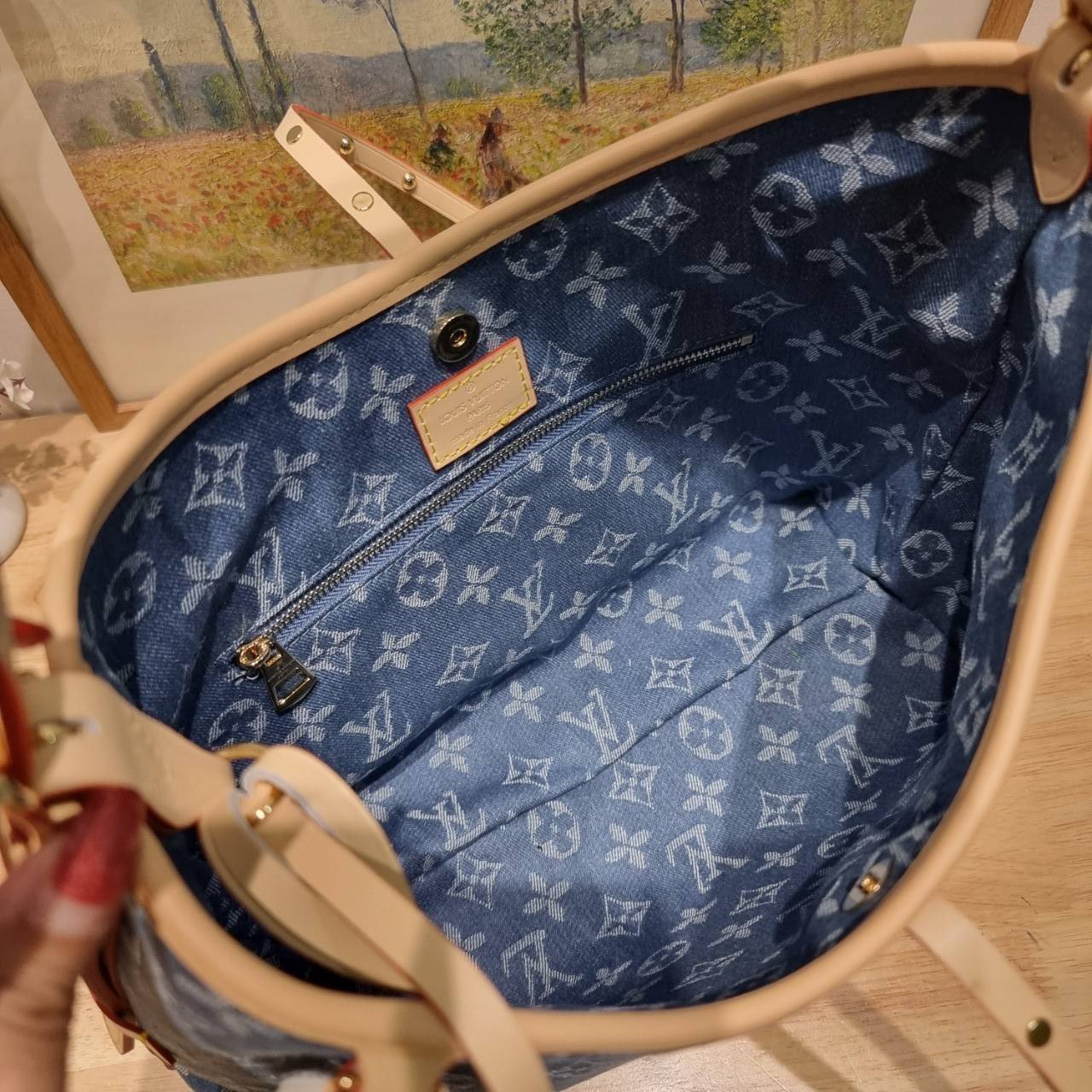 LV Monogram Denim Carry /LV CARRYALL DENIM BAG ใหม่ล่าสุด สไตล์เดนิมสุดชิค รุ่นลิมิเต็ดที่สาวๆตามหา กระเป๋าสะพายไหล่ทรงสวย ดีไซน์เรียบง่ายคลาสสิค หรู ดูผู้ดี รูปทรงใช้งานง่าย มาพร้อมใบลูก ไว้เก็บของจุกจิก