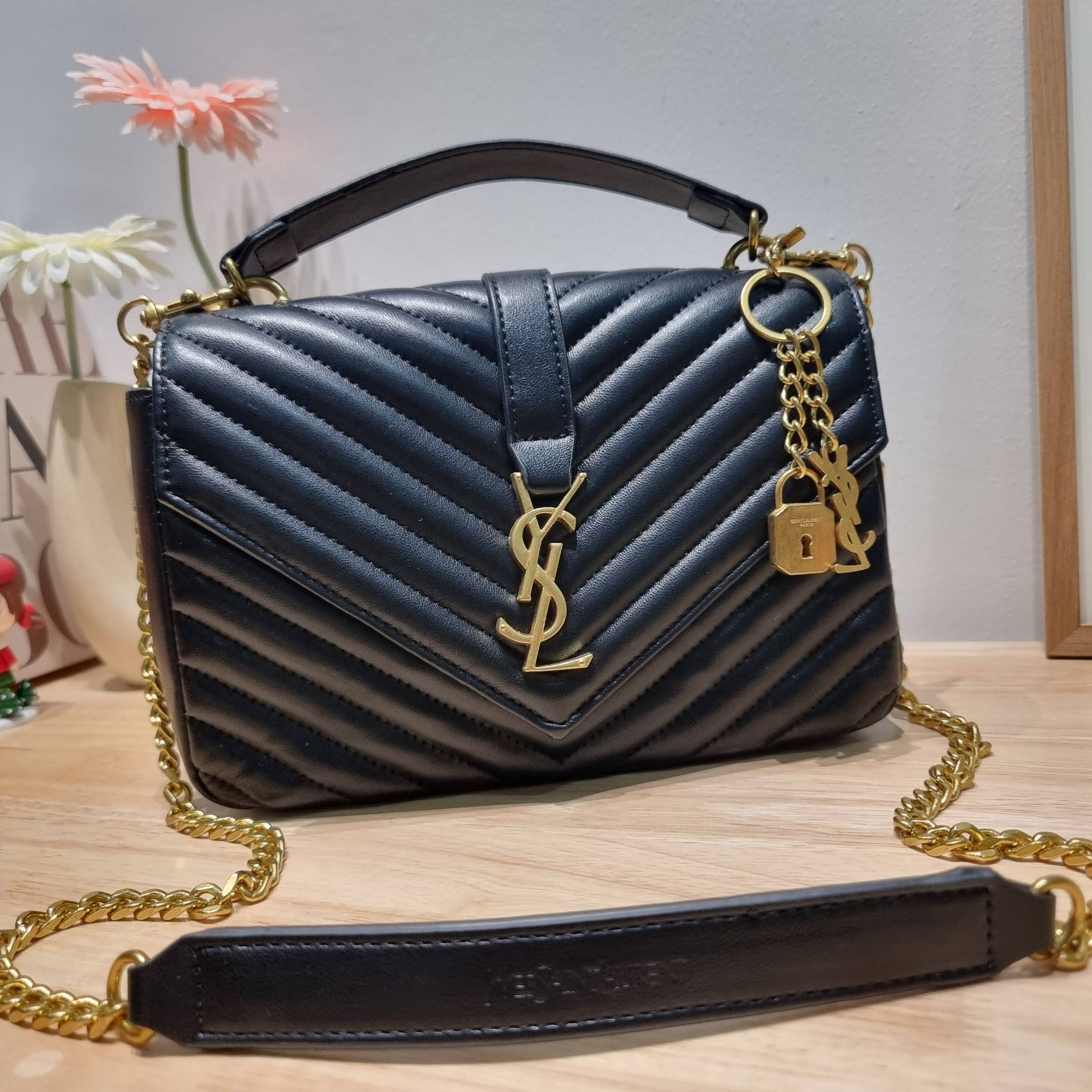 YSL College Medium Bag / Yves Saint laurent crossbody boutique กระเป๋าสะพายไหล่ ดีไซน์ทรงสวยหรู พิเศษ แถมฟรี พวงกุญแจห้อยเอกลักษณ์แบรนด์ ดูแพงไปหมดจริงๆไอเท็มนี้