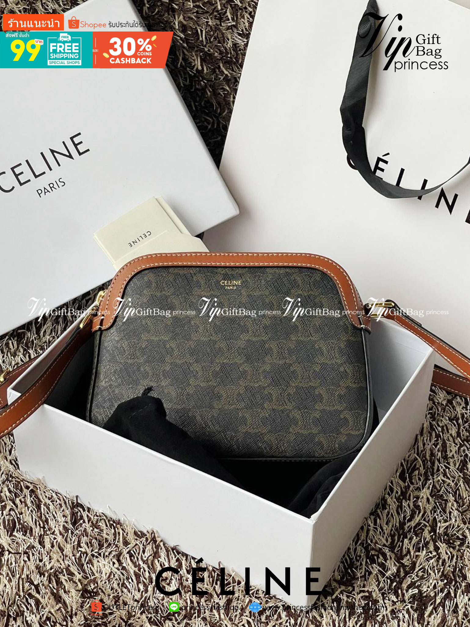 CELINE Triomphe Canvas Small Camera กระเป๋าสะพายไหล่สุดเก๋ใบนี้ผลิตจากผ้าใบเคลือบอย่างดีพร้อมขอบหนังสีน้ำตาล มาพร้อมสายสะพายหนังปรับระดับได้พร้อมฮาร์ดแวร์สีทองและซิปด้านบน ภายในบุด้วยผ้าสีน้ำตาล ลวดลาย triomphe อันเป็นเอกลักษณ์ของแบรนด์ และเป็นกระเป๋าสะพา