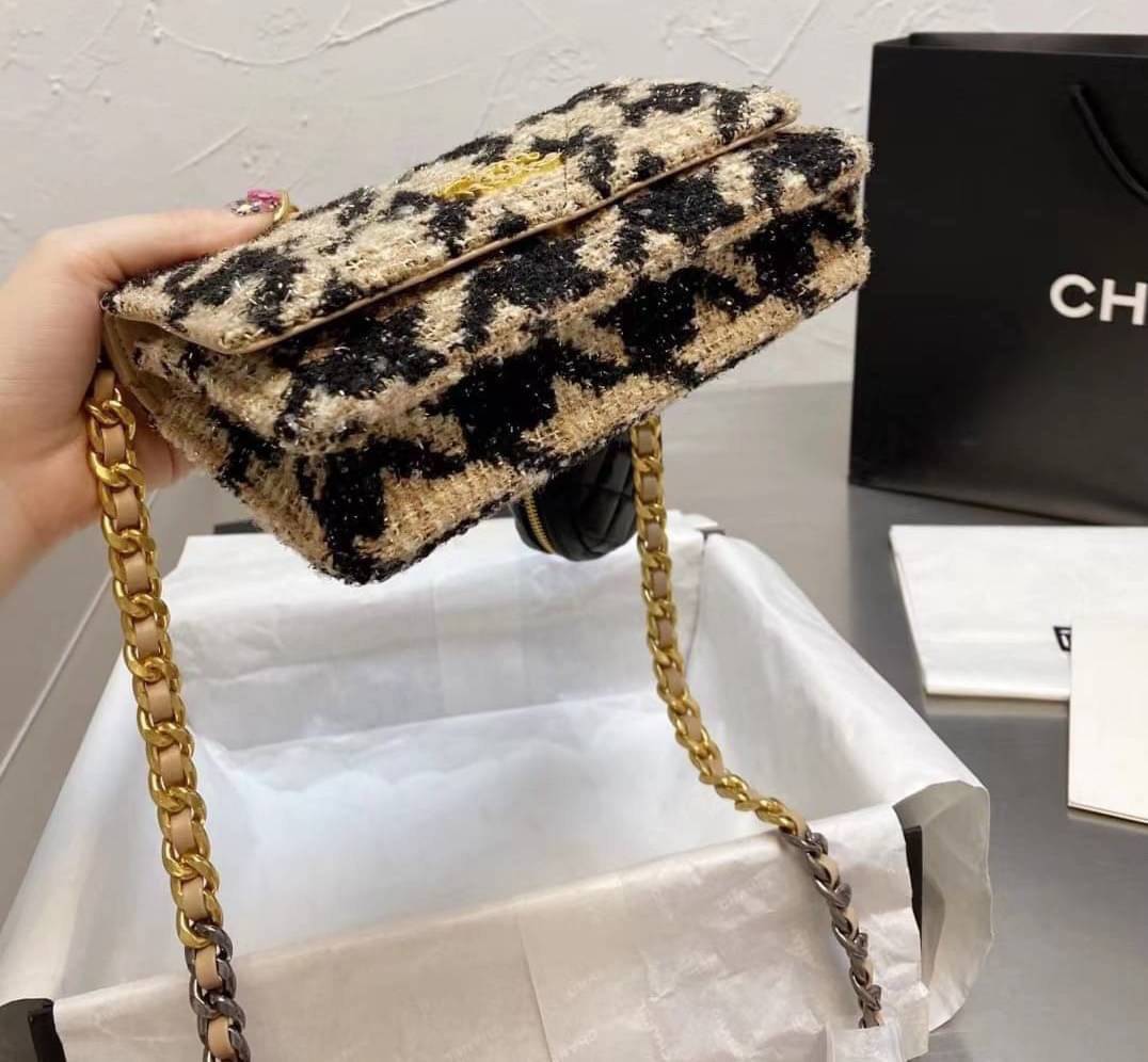 Chanel อเนกประสงค์ รุ่น Limited edition ลายวินเทจ พร้อมใบเล็ก หนังแท้ น้ำหนักเบา มีช่องใส่ของจุกจิก เปิดปิดด้วยฝาปิดกระดุม มีช่องใส่บัตร ช่องซิป ใส่กระเป๋าสตางค์ใบยาว ได้ค่ะ ตัวจริงสวยมากๆถูกใจรีบจองนะคะ ใส่มือถือได้ทุกรุ่น สายสะพายยาวคู่ สะพายได้สองแบบ ป