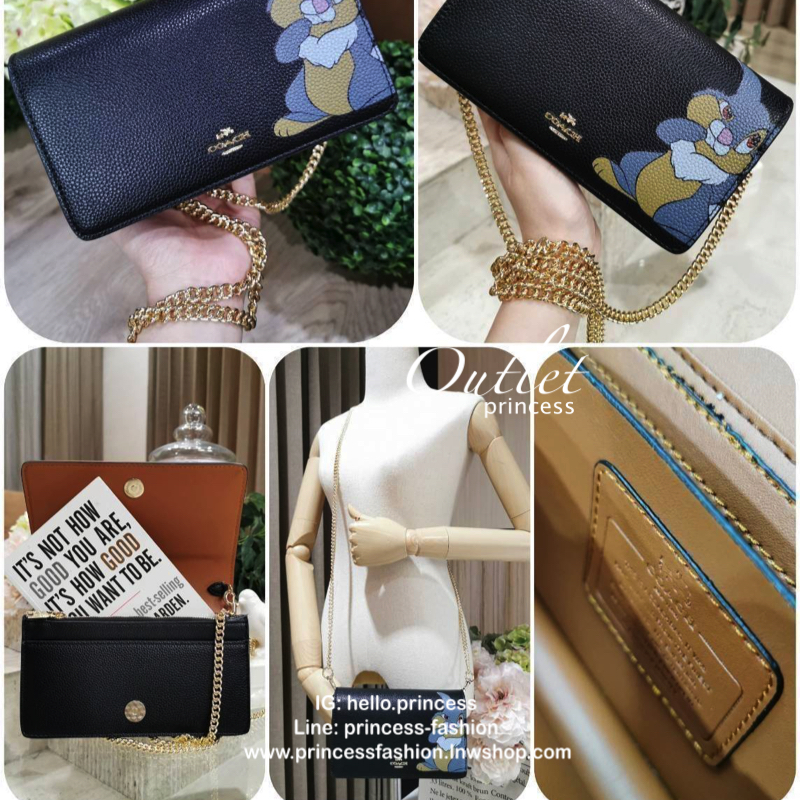 DISNEY X COACH Crossbody Bag 2019 New in! กระเป๋าสะพายคอลเลคชั่นสุดพิเศษ Limited Edition จาก Coach Factory ร่วมกับ Disney ทรงเหลี่ยม วัสดุหนัง texture ลายสวย วางอยู่ทรง ดีไซน์ ลายตัวการ์ตูนดิสนีย์ทั้ง 2 character เปิดปิดด้วยฝาปิด กระดุมแม่เหล็ก ภายในแบ่งช