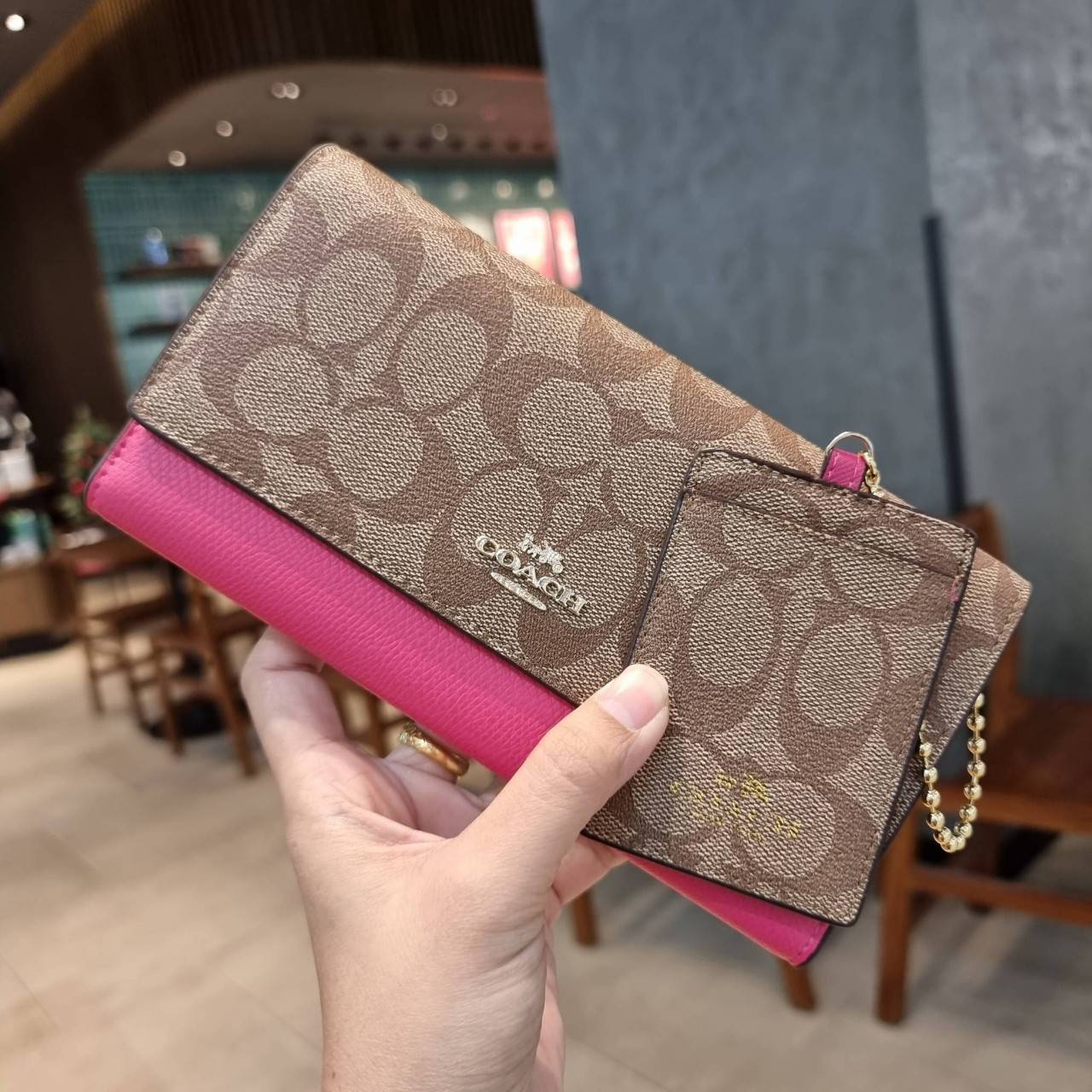 COACH F53763 TRIFOLD WALLET IN SIGNATURE กลับมาแล้วจ้า!! รุ่นขายดี!! 💓 ดีไซน์ใหม่ กระเป๋าสตางค์ใบยาว แถมที่ห้อยใส่บัตรแยกให้ (ถอดออกได้) น่ารักมากๆ ใช้งานง่าย เปิด-ปิดด้วยกระดุม ภายในใส่ธนบัตร ใส่บัตรได้เยอะ ใส่มือถือได้ไปอีก!! จุใจสุดๆ บอกเลยว่าใ
