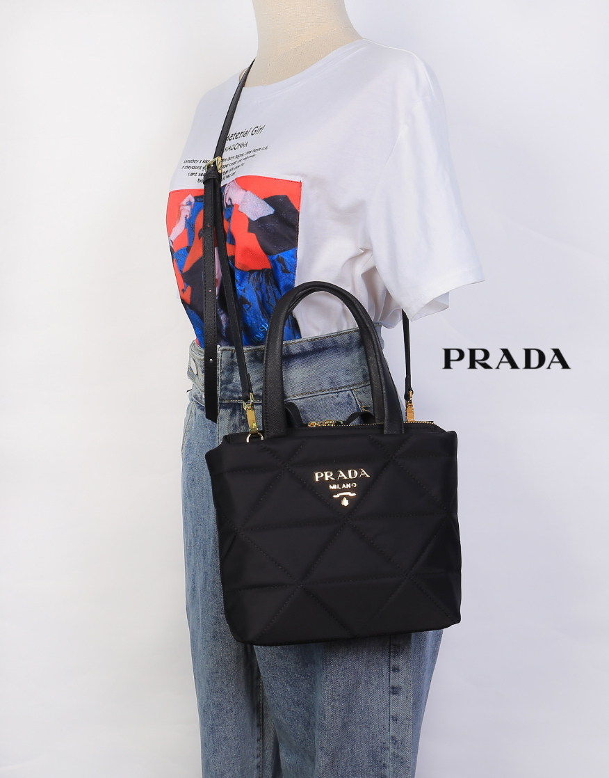 Prada Re-Nylon padded tote bag / Prada Logo Plaque Cross Body Phone Case กระเป๋า Crossbody สุดเก๋ วัสดุ Nylon เปิด-ปิด ด้วยซิป ด้านหน้าประดับด้วยโลโก้แบรนด์ น้ำหนักเบา ด้านในเป็นช่องโล่งกว้าง ซับในพิมพ์ลายแบรนด์สวย ตามแบบฉบับ ใส่ I Phone ได้สบายเลยค่ะ บอก