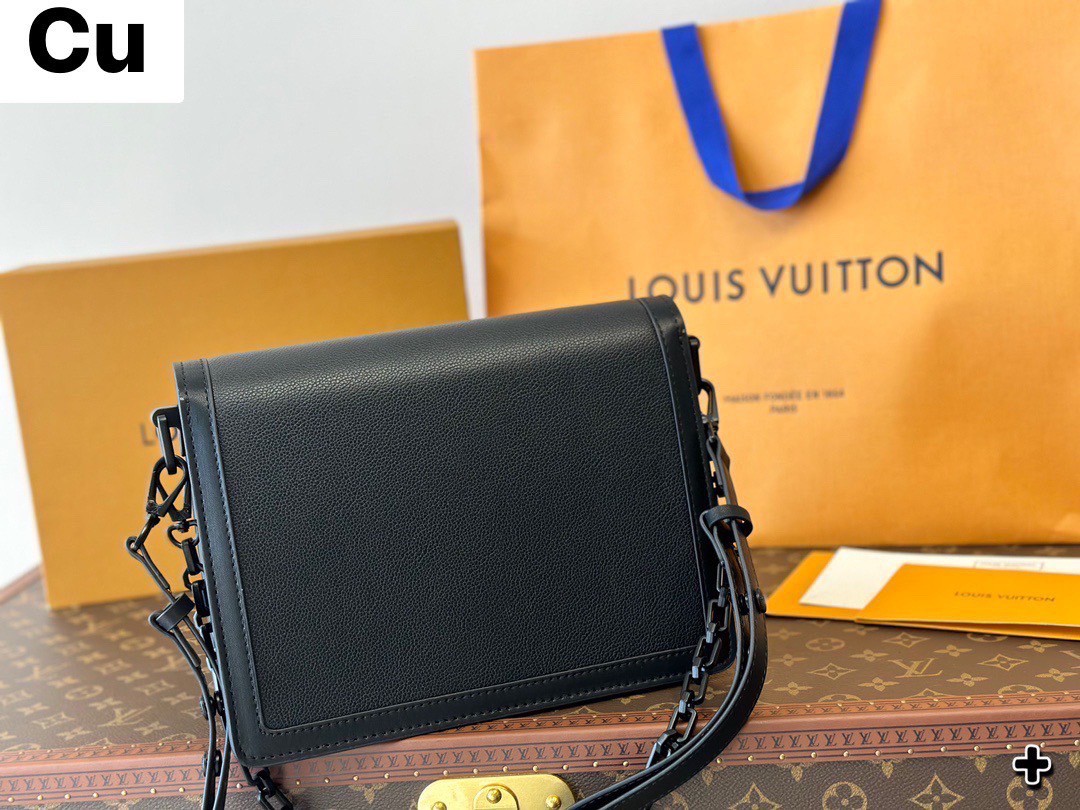 LV Dauphine MM Monochrome Black กระเป๋าสะพายทรงคลาสสิคลุคคุณหนูคุณนาย ยกระดับหนังแมตต์โทนสีดำโมโนโครมจากคอลเลคชั่น Black Out ดีไซน์ตัวล็อก LV สวยหรูเป็นเอกลักษณ์