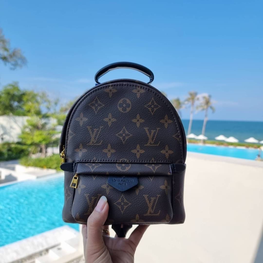 LV Backpack Size Mini | สายสะพายเล็ก ถอดได้ LV palm springs New in!! เข้าแล้วกับไอเท็มยอดฮิต หรูหราพร้อม box set สุดสวย ที่สุดของความคุ้มค่า LV palm springs กระเป๋าแบ็คแพ็ค มาให้เลือก 2 ไซส์ ขายดี วัสดุหนังแคนวาสคุณภาพดี มีช่องซิปแบ่งสัดส่วน ใบเล็กสายวะพา