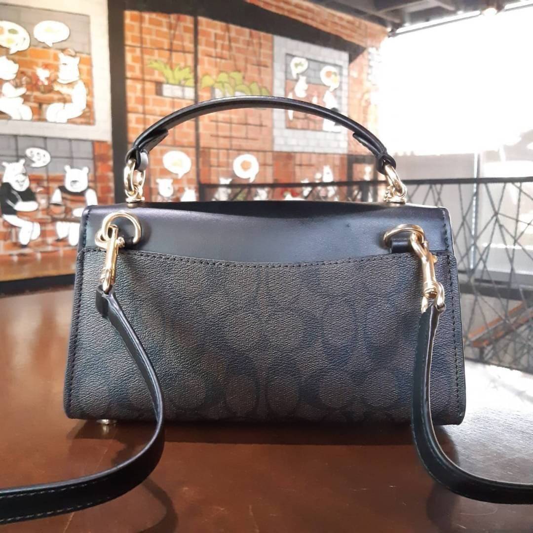 COACH TILLY SATCHEL 23 IN SIGNATURE CANVAS ((C1802//C1439/C1435)) กระเป๋า crossbody สวยหรู ขนาดใหม่ พร้อมสีมาใหม่!! ดีไซน์ย้อนยุค วัสดุหนังแคนวาสเคลือบลายสลับหนังแท้ มาพร้อมหูจับในตัว และสาย crossbody ปรับได้ตามตัว เปิด-ปิดด้วยตัวบิดล็อค ภายในโล่ง บุกำมะห