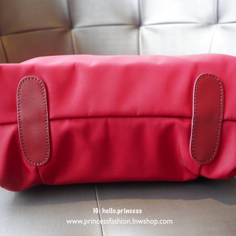 Prada mini tote กระเป๋าถือหรือสะพายขนาดกำลังน่ารัก วัสดุ matte canvas เนื้อหนา อะไหล่เงินทั้งใบ ด้านหน้าประดับ logo brand + ช่องซิปเล็ก ช่องหลักเปิดปิดด้วยซิป แบ่ง 2 ช่องใหญ่ ภายในกว้าง ใส่ iPad ได้ มีช่องเล็ก และช่องซิป ด้านหลังมีอีก 1 ช่องซิป มีห่วงปรับ