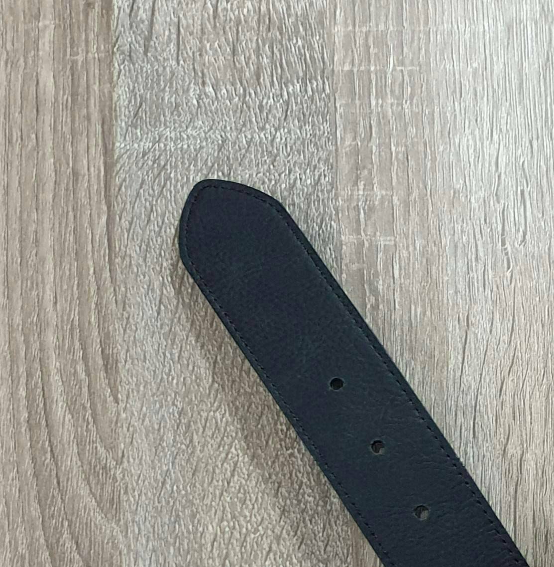 Levi’s Belt and Wallet Gift Set ในเซตประกอบด้วยกระเป๋าสตางค์พับสองตอนและเข็มขัดวัสดุหนังคุณภาพดี กระเป๋าสตางค์ปั้มโลโก้ด้านหน้าภายในมีช่องใส่บัตรและธนบัตรแยกเป็นสัดส่วน เข็มขัดหนังกลับใช้ได้ในทุกโอกาสนะคะ