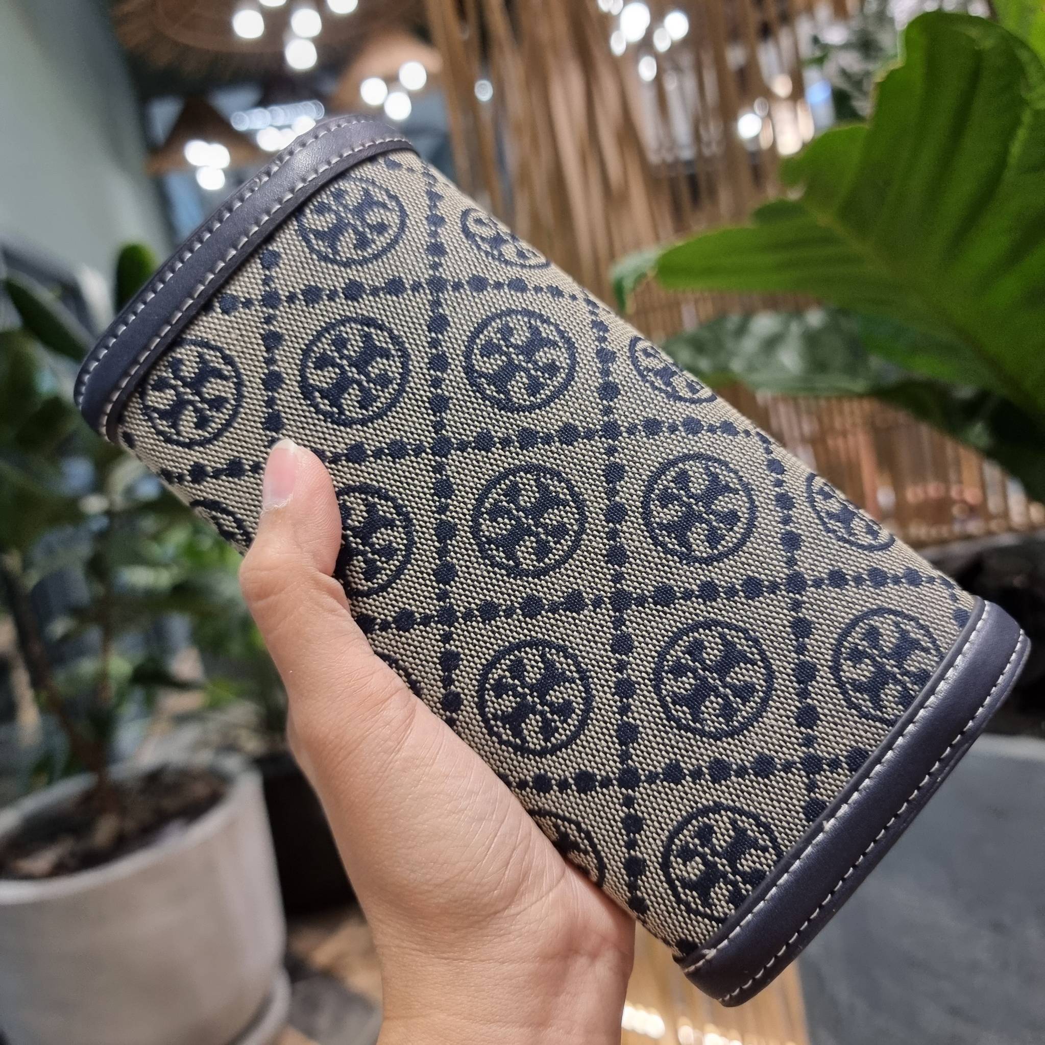 TORY BURCH T MONOGRAM JACQUARD CROSSBODY WALLET best seller ของคอลเลคชั่นนี้ ต้องไม่พลาด กับกระเป๋าสะพายกึ่งกระเป๋าสตางค์ ที่ช่วยให้ชีวิตง่ายขึ้น วัสดุผ้า jacquard ตัดสลับหนังแท้ เปิด-ปิดแบบฝาปิดแม่เหล็ก ภายในใส่ธนบัตรได้ มีช่องใส่บัตร และยังมีช่องซิปอีกด