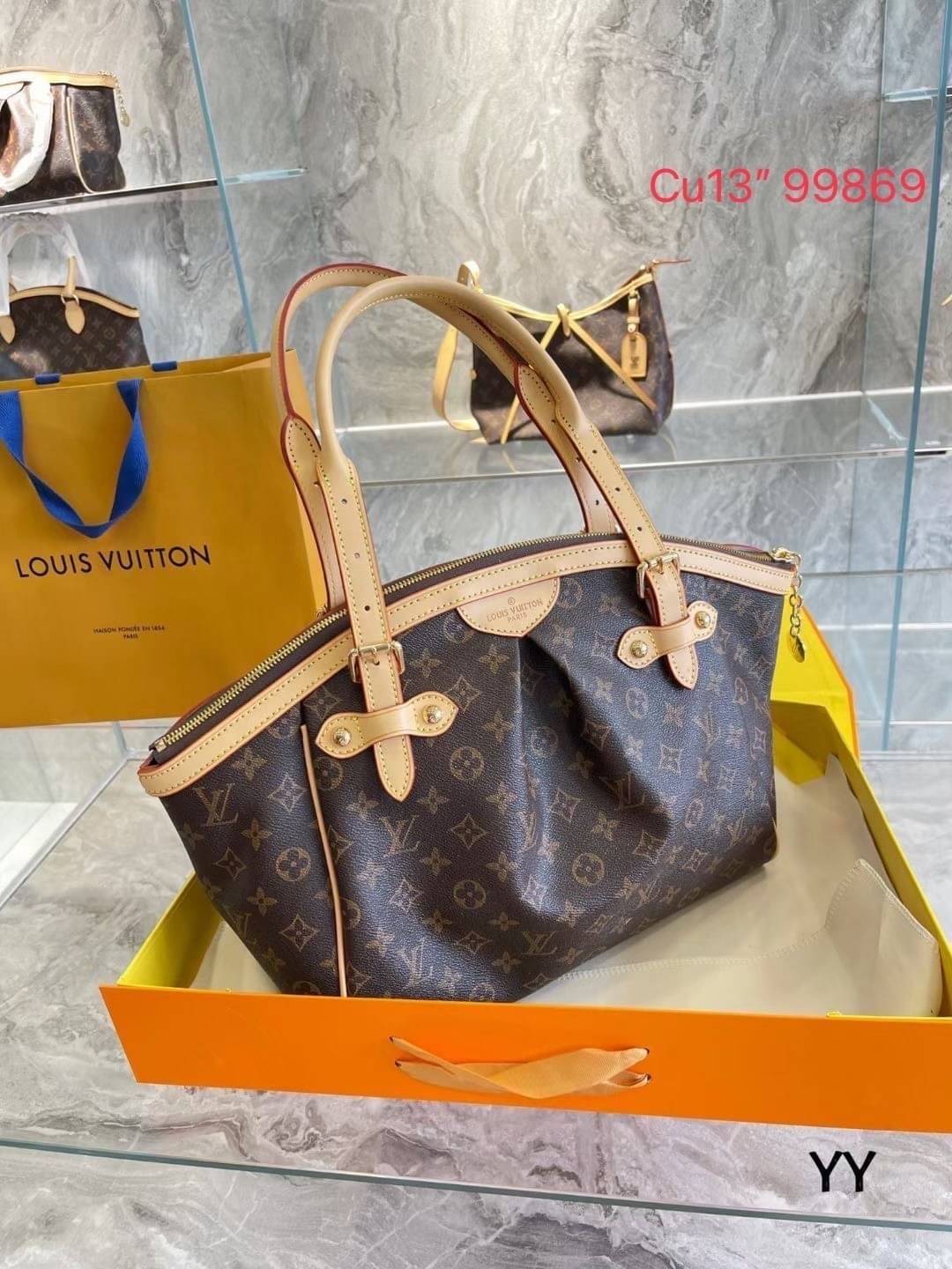 LV Tivoli PM Monogram Canvas Handbag กระเป๋าถือสุดคลาสสิก งานวินเทจรุ่นตามหาพร้อมเสิร์ฟให้สาวๆได้สวย ในราคาเบาๆ งานจริงสวยมาก แคนวาสพิมพ์ลายโมโนแกรมคมชัด สวยงามน่าใช้มากๆ แนะนำค่ะ