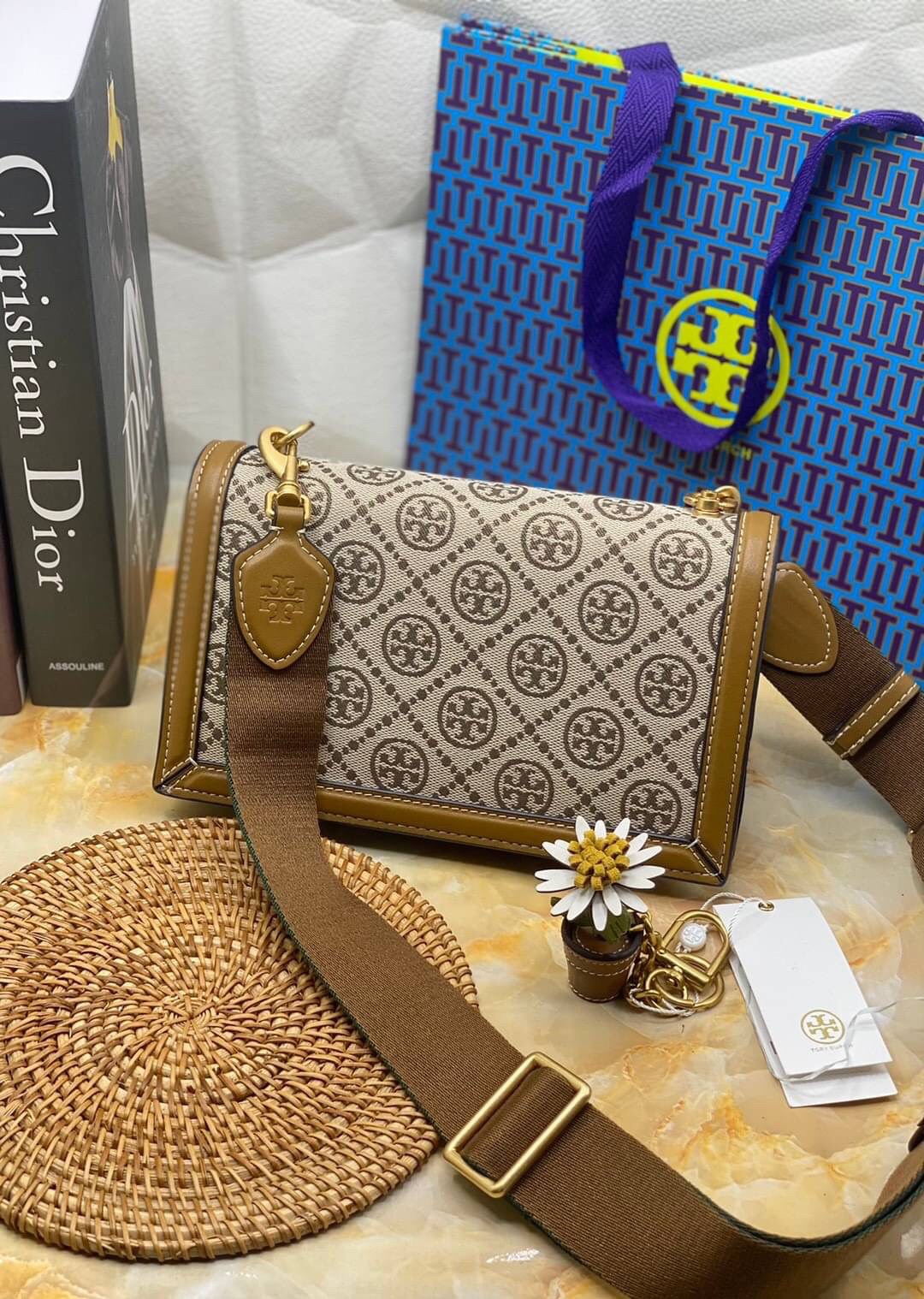 สีใหม่ Hazelnut Medium Size TORY BURCH T Monogram jacquard shoulder bag คอลเลคชั่น T Monogram สำหรับคอลเลคชั่นฤดูใบไม้ผลิ 2021 เราสร้างสรรค์ลายโมโนแกรมที่ได้รับแรงบันดาลใจมาจากลวดลายการถักทอผ้าห่มของชาว Pennsylvania Dutch แบบดั้งเดิม เป็นการเฉลิมฉลองโลโก้