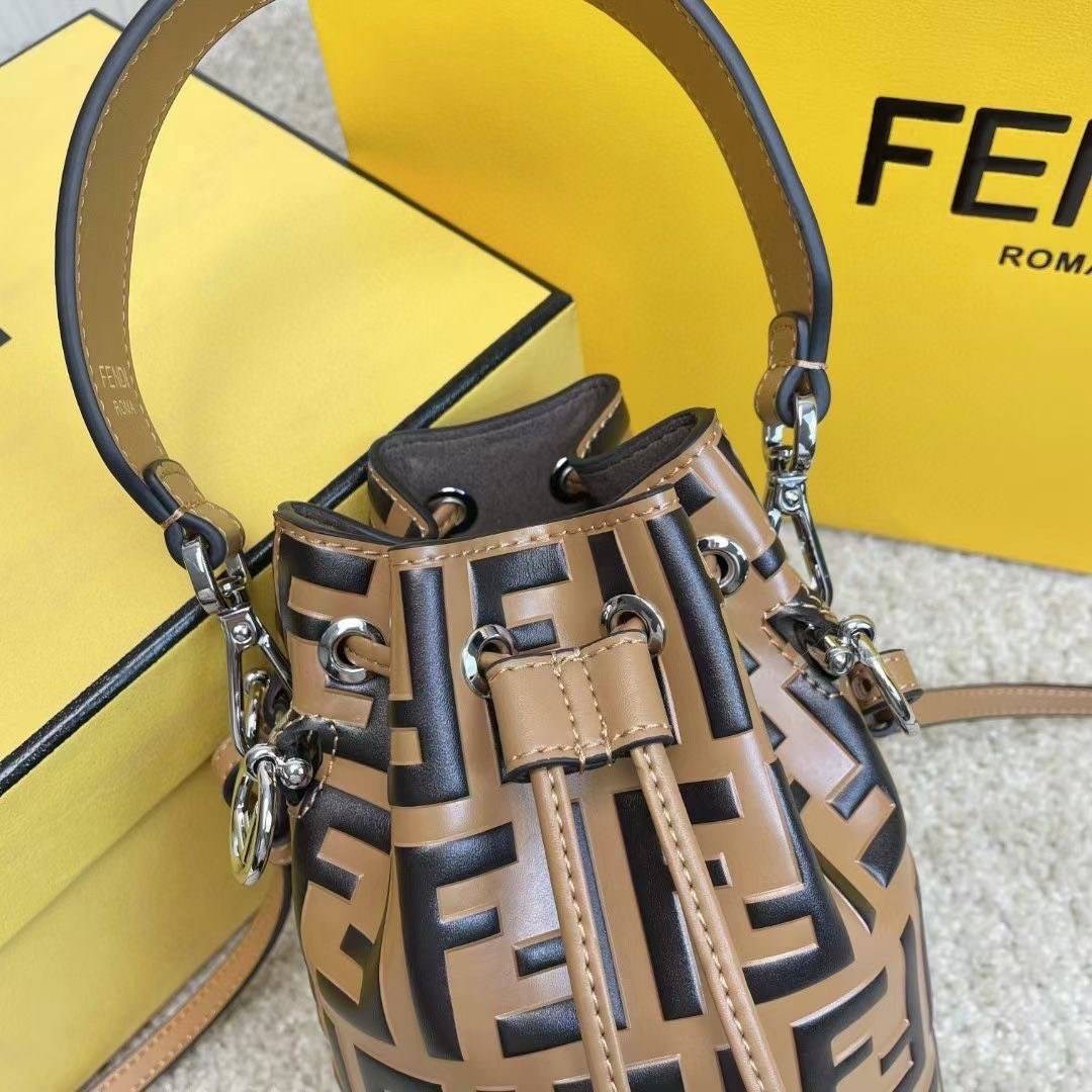 หนังแท้ 】Ori Fendi MonTresor mini Bucket Bag กระเป๋าถือหรือสะพายข้าง วัสดุหนังแท้ทรงขนมจีบ ลายแบรนด์ อะไหล่ทองหรูหรา จุของได้เยอะ น้ำหนักเบา ตั้งอยู่ทรง ด้านในโล่ง มี2สาย สายสั้น+ยาว ถอดสายได้ Crossbody ได้ สายยาวปรับระดับได้ คุ้มสุดๆ ใบนี้ไม่ควรพลาดค่ะ ด