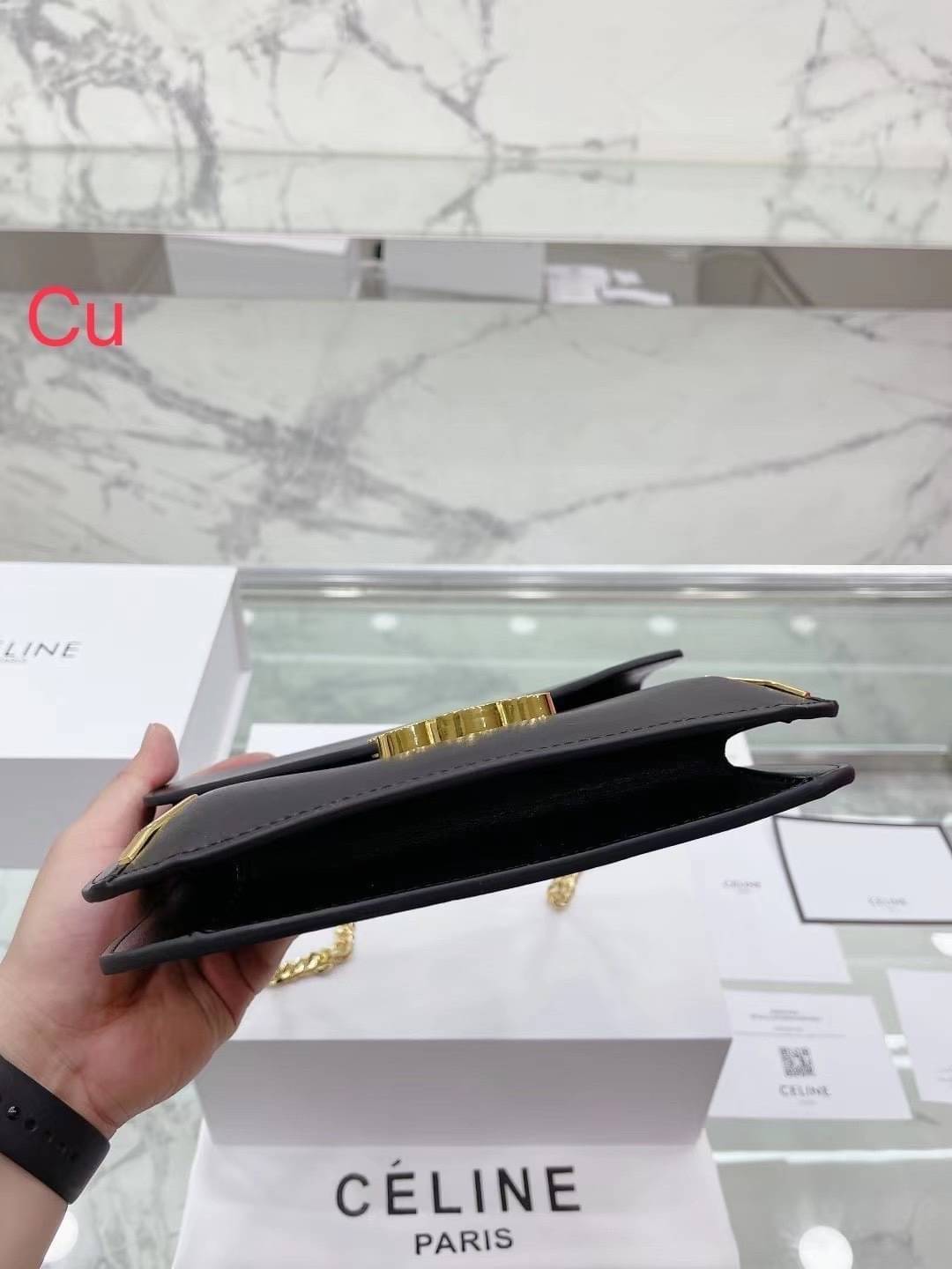 CELINE chain besace triomphe in shiny calfskin กระเป๋าสะพายสายโซ่ซีลีน รุ่นใหม่ล่าสุด อีกหนึ่งรุ่นในซีรีส์ Triomphe ที่ได้รับความนิยมอย่างมาก ด้วยรูปร่างทรงโค้งมนมีความคลาสสิกตามแบบฉบับแบรนด์