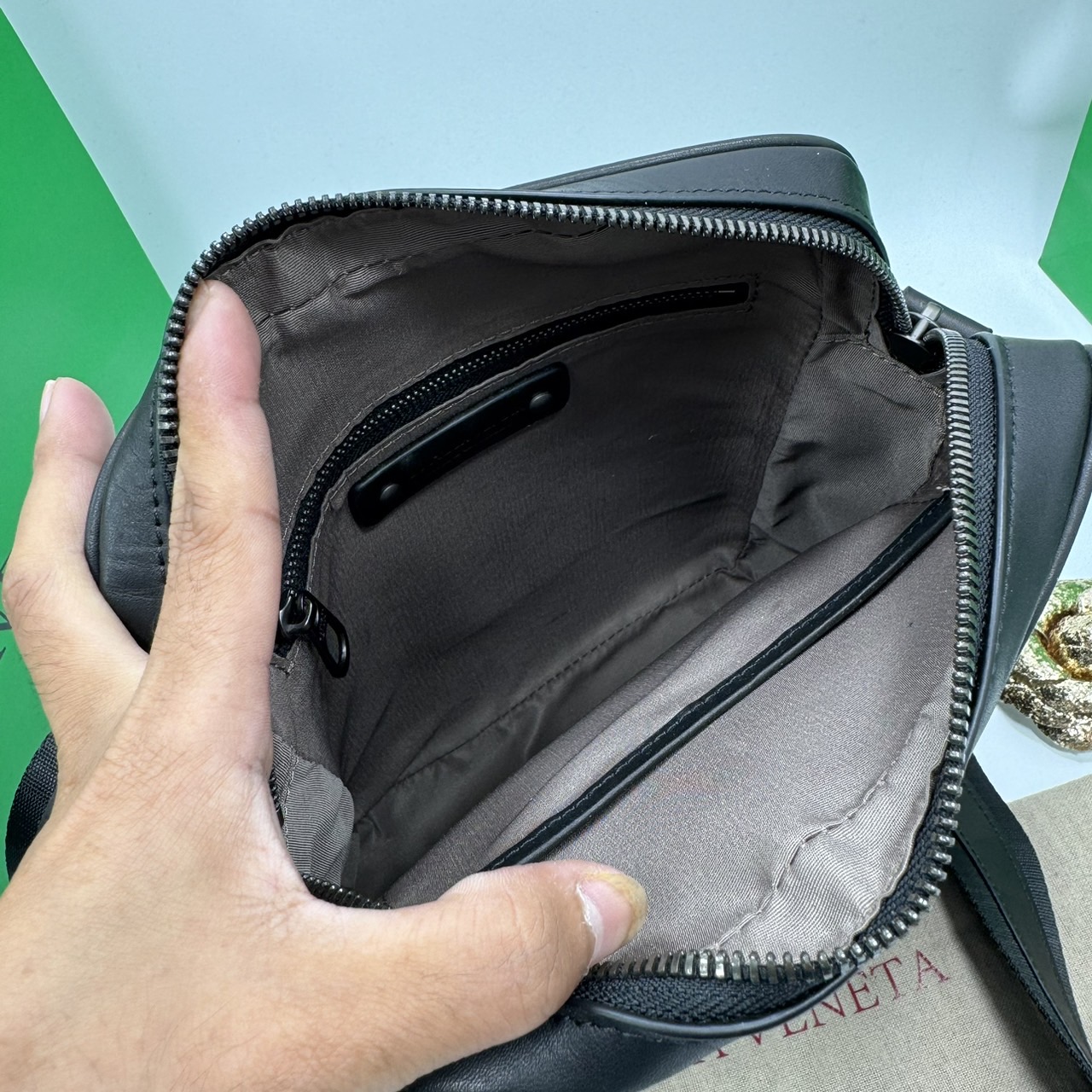 BOTTEGA Messenger Bag / BOTTEGA Crossbody Bag กระเป๋าสะพายเมสเซนเจอร์ ดีไซส์สานเป็นเอกลักษณ์ everyday look เอาใจหนุ่มๆ สวยเท่คลาสสิก