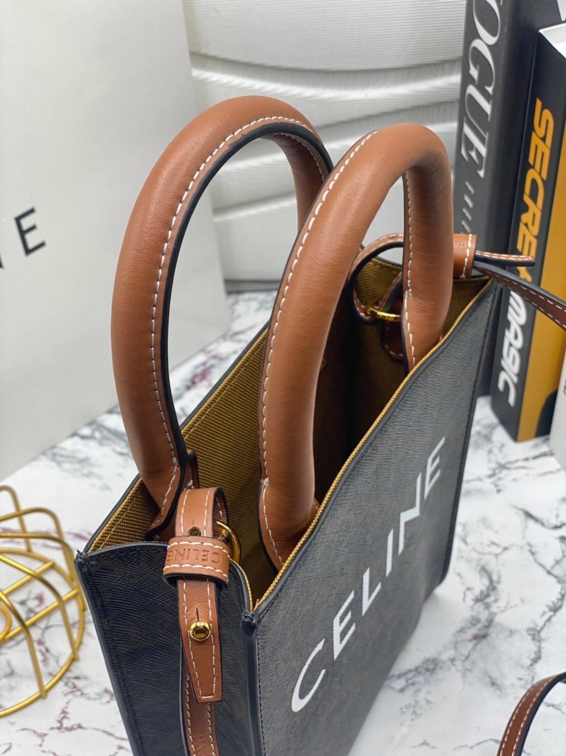 หนังแท้ CELINE MINI VERTICAL CABAS IN TRIOMPHE CANVAS AND CALFSKIN WITH CELINE PRINT / CELINE TOTE พร้อมส่งที่ไทย กระเป๋าโท้ททรงตั้ง CABAS TRIOMPHE ขนาดมินิ 17cm งานหนังแท้ CALFSKIN ทั้งใบ พร้อมหูหิ้วสองข้างและสายสะพายหนังแบบถอดได้ ภาพสินค้าถ่ายจากงานขายจ