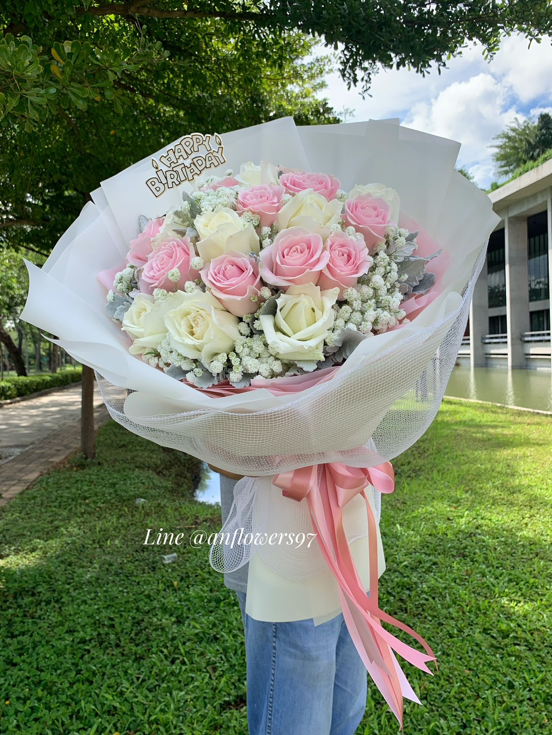 ช่อดอกกุหลาบขาวและกุหลาบชมพู