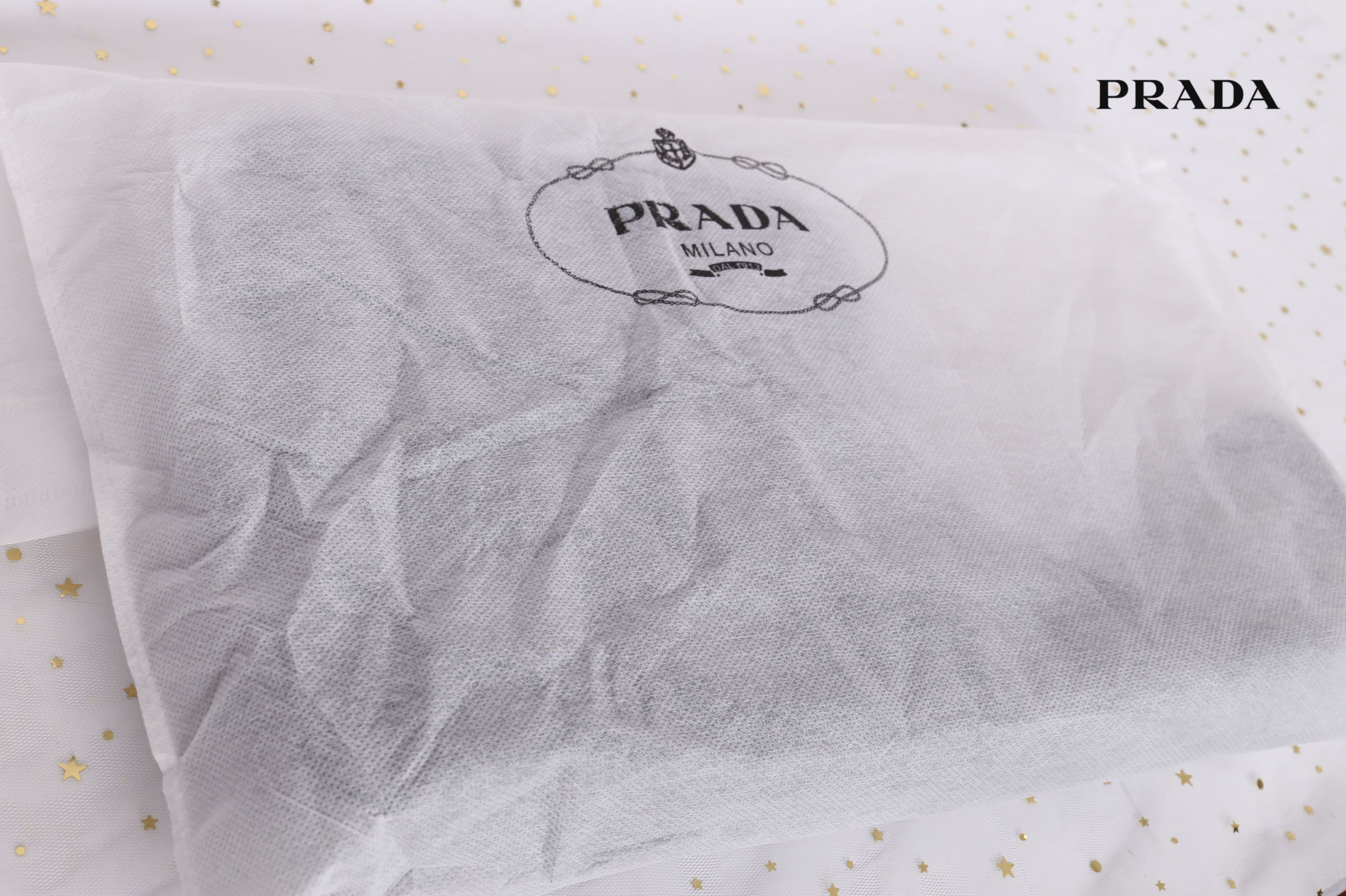 PRADA Nylon Shoulder Bag Black Auth 6304 กระเป๋าสะพายไหล่ทรงสวย ดีไซน์เก๋ วัสดุผ้า Nylon เนื้อหนาคุณภาพดี อะไหล่เงินสุดหรู เปิดปิดแบบฉีกลอก ด้านในโล่งกว้างจุของได้เยอะเลยค่ะ