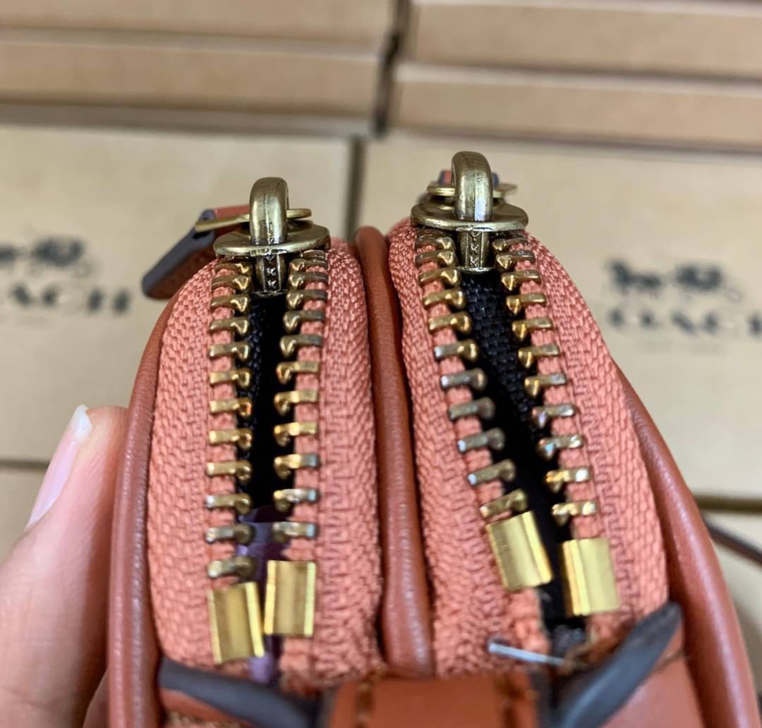 COACH CROSSBODY CLUTCH IN SIGNATURE BAG 💋รุ่นฮิต+สีหายากค่ะ!! กระเป๋าสะพาย+คล้องมือได้ วัสดุหนังแท้ผสมpvcค่ะ มีช่องซิปคู่ ภายในช่องใส่มือถือได้ทุกรุ่น;กระเป๋าเงินใบสั้นได้ ใส่ของจำเป็นสาวๆได้ครบค่ะ มีช่องเสียบบัตร2ช่อง และช่องโล่งให้ใส่ของจุกจิกค่