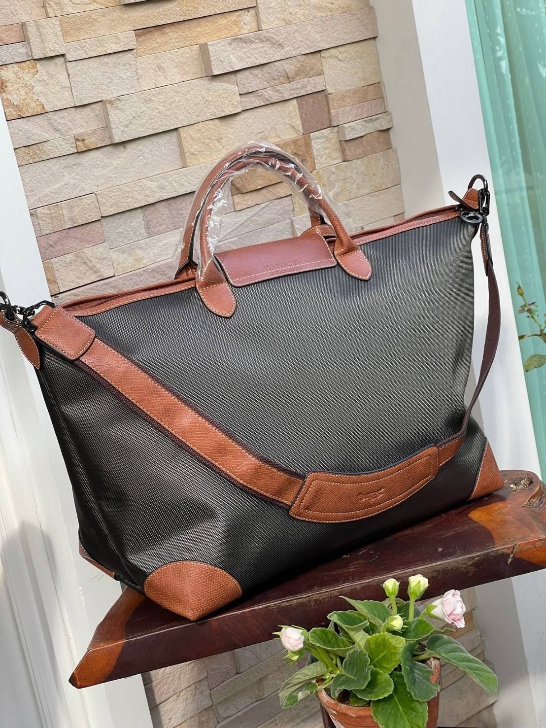 LONGCHAMP BOXFORD TRAVEL BAG L กระเป๋าเดินทางขนาดใหญ่ มาพร้อมสายสะพายที่สามารถถอดได้ ให้คุณเลือกสะพายไหล่หรือถือได้ มีซิปรูดเปิดปิดกระเป๋าที่ให้คุณมั่นใจได้ว่าคุณจัดเก็บไอเท็มของคุณได้อย่างมิดชิด บ็อคฟอร์ด (BOXFORD) สะท้อนความเป็นเอกลักษณ์ของแบรนด์ที่เปี่