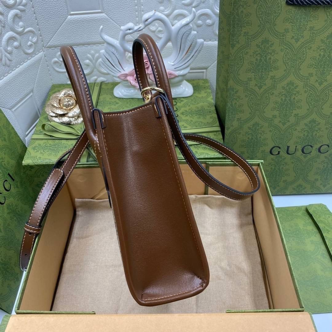 VIP GIFT 】หนังแท้ GUCCI New Season GG-canvas tote bag กระเป๋าถือและสะพายได้ มีสายยาวให้ด้วยค่ะ ออกแบบมาให้เข้ากับไลฟ์สไตล์ที่ไม่หยุดนิ่งของคุณ ดูเรียบง่าย แต่หรูหรา ด้วยดีไซน์ของกระเป๋าทรงสี่เหลี่ยมผืนผ้า ด้วยสีและรูปทรงที่เรียบง่ายจึงสามารถแมทช์กับสีสันข