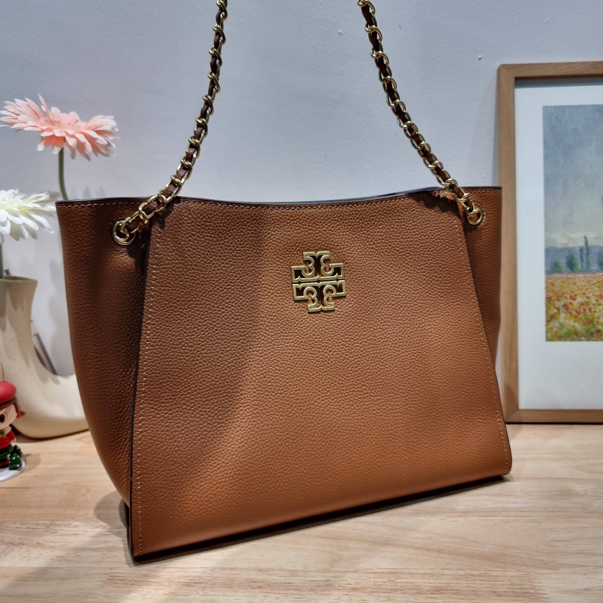 TORY BURCH BRITTEN SMALL SLOUCHY TOTE / TORY TOTE BAG / TORY BAG กระเป๋าสะพายตัวแม่ รุ่น top ที่สวยดูแพง ใช้งานสะดวกมาก ดีไซน์ออกมาได้เรียบหรู ผู้ดี