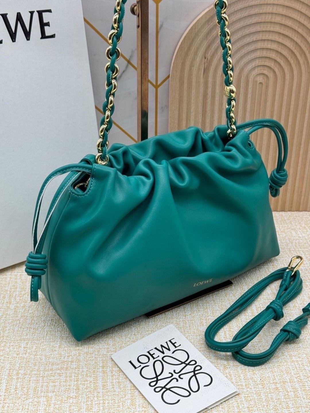 ORI หนังแท้ | Medium Loewe Flamenco purse in mellow nappa leather 30cm กระเป๋าสะพายทรงคลัช เรียบหรูดูแพง เรียบง่ายใช้งานสะดวก หนังแนปป้าให้สัมผัสนุ่มสบายผิว มาพร้อมสายสะพายร้อยห่วงหรูหรา