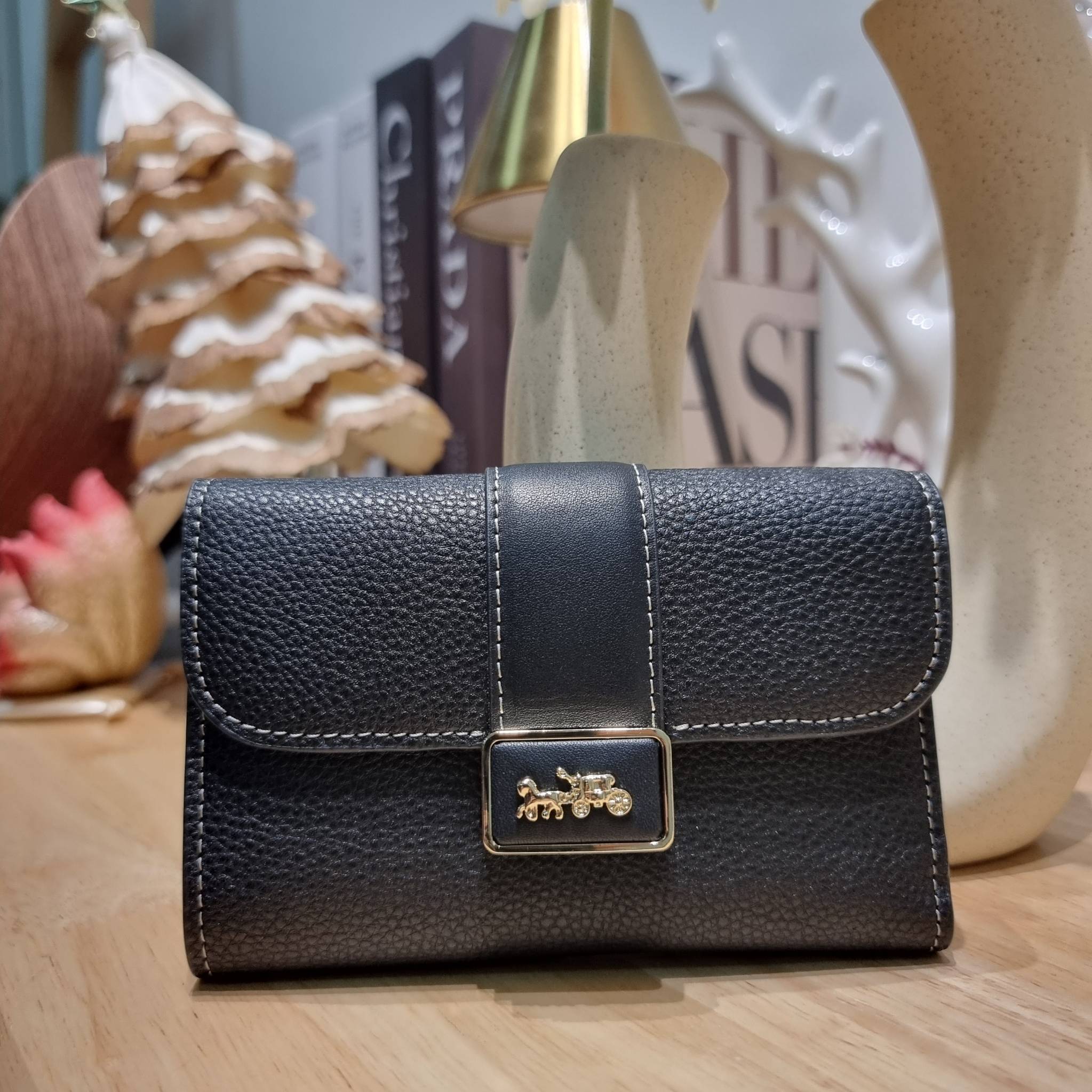 COACH MEDIUM GRACE WALLET IN SIGNATURE CANVAS CC061 CC060 CC059 พร้อมส่ง 5 สี กระเป๋าสตางค์ใบกลาง ดีไซน์หรู โดดเด่นด้วยโลโก้สไตล์วินเทจ คลาสสิค โทนสีใช้งานง่าย