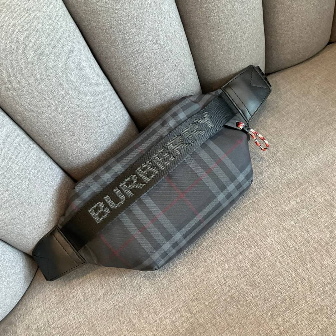 Burberry Vintage Check Sonny Belt Bag รุ่นใหม่ล่าสุด! BURBERRY FRAGRANCES BELT BAG วัสดุ100%POLYAMIDE (Nylon & Canvas)ทกระเป๋าคาดเอว คาดอกแบบ UNISEX ใช้ได้ทุกเพศ ลายวินเทจ