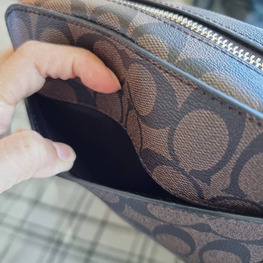 COACH 91677 MINI CAMERA BAG IN SIGNATURE CANVAS ขายดีที่สุด!! กระเป๋าสะพายข้างไซส์มินิ คลาสสิคอยู่ทรง อะไหล่ทองตัดดูหรู วัสดุหนังแคนวาสเคลือบลาย เปิด-ปิดด้วยซิป สายสะพายปรับได้ตามตัว ใบนี้แมทช์ได้ทุกลุค ใช้เป็น everyday bag ได้สบายๆเลยจ้า