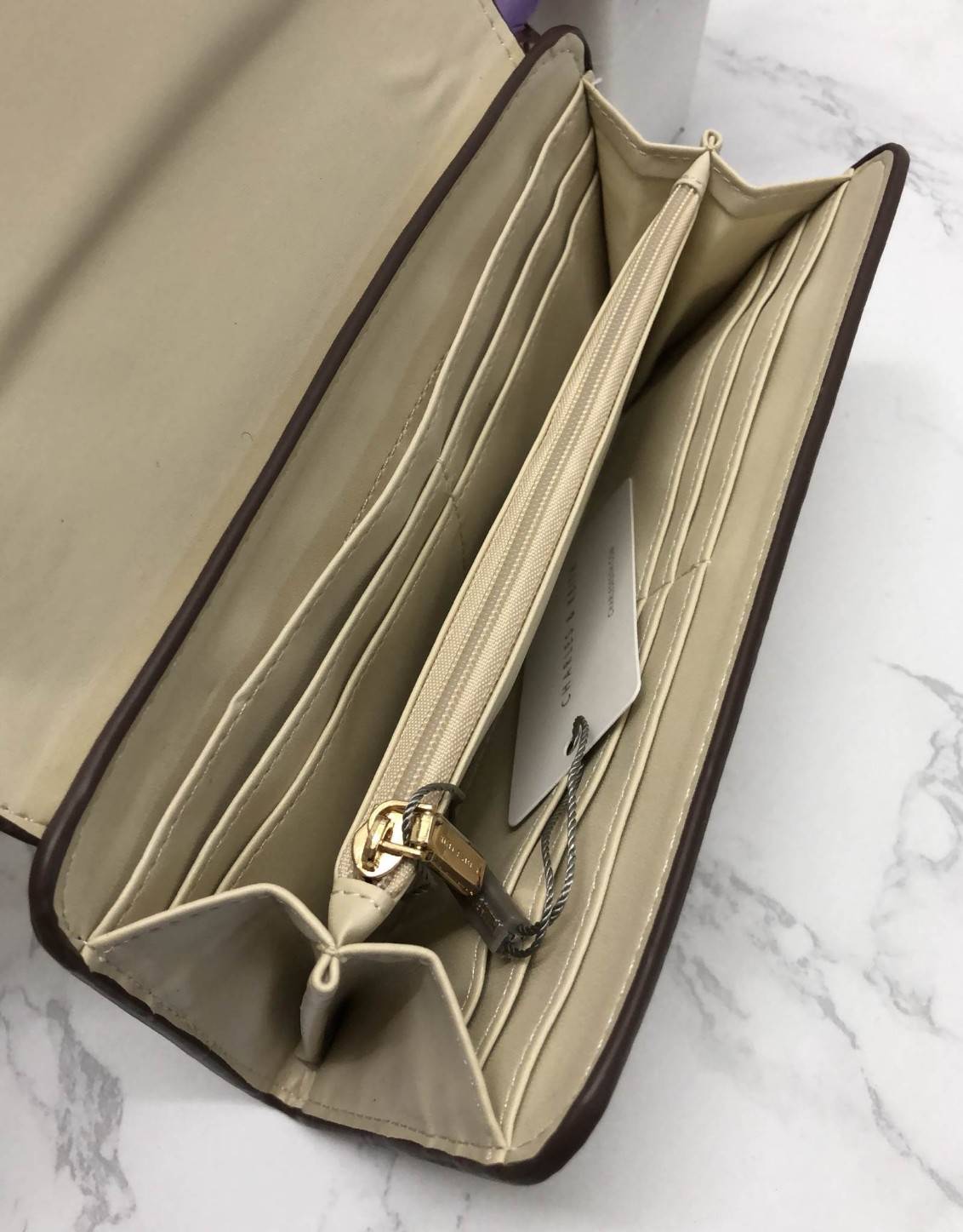 New arrival !!! CHARLES & KEITH STRAP DETAIL LONG WALLET BAG พร้อมส่งกระเป๋าสตางค์รุ่นใหม่ชนช็อป วัสดุหนังคาร์เวียสวย ดีไซน์เก๋แบบสายหนังคาดด้านหน้า เปิดปิดกระเป๋าแบบแม่เหล็ก ภายในมีช่องใส่ธนบัตร และช่องใส่บัตรถึง 10 ช่อง มีช่องซิปกลาง ด้านหลังกระเป๋ามีช่