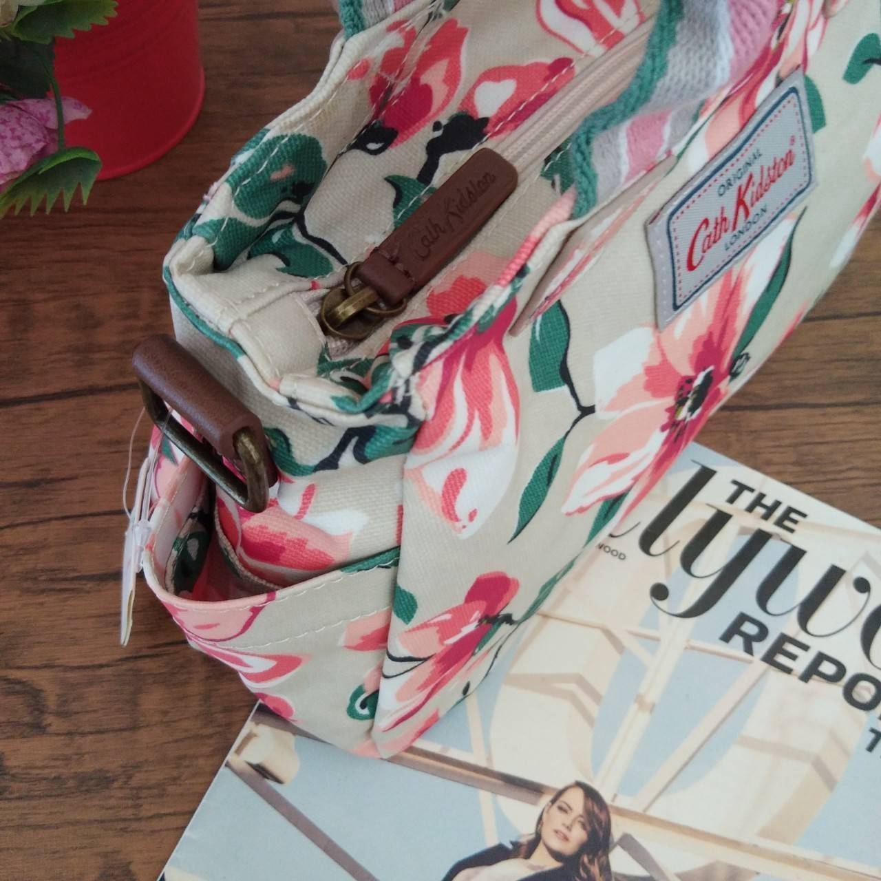 Cath Kidston กระเป๋าถือหรือสะพายข้างสไตล์วินเทจ น้ำหนักเบา เปิดปิดกระเป๋าด้วยซิป ด้านหน้าประดับโลโก้ Cath Kidston ด้านข้างมีช่องเล็กใส่ของ