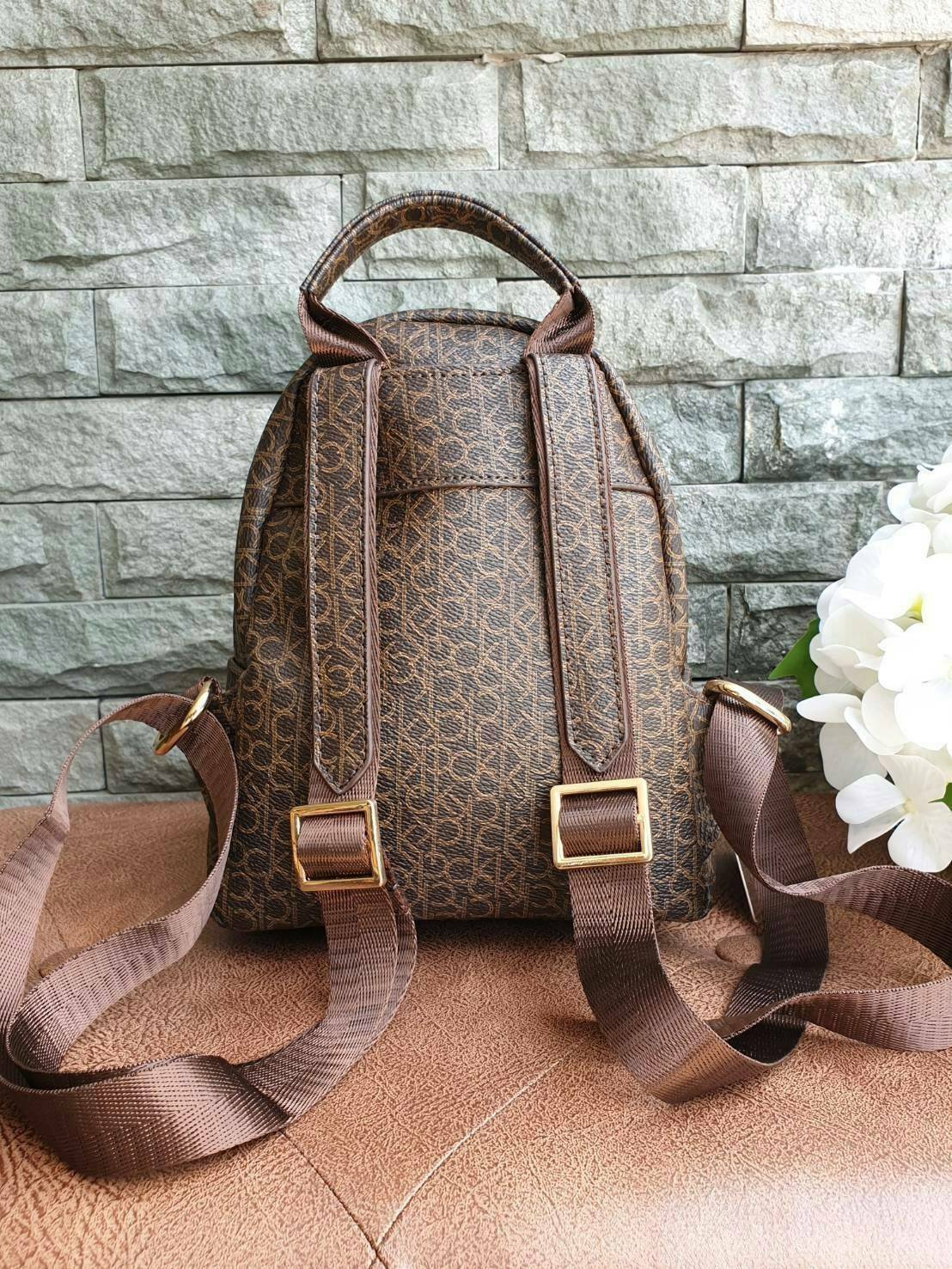 Calvin Klein Monogram mini backpack กระเป๋าสะพายเป้รุ่นใหม่ชนช้อป รุ่นยอดนิยม วัสดุ Saffiano PVC คุณภาพดี นิ่ม น้ำหนักเบา ด้านหน้าประดับด้วยโลโก้แบรนด์สุดหรู กระเป๋าโลโก้แบรนด์รอบใบ เปิดปิดกระเป๋าด้วยซิปสะดวกใช้ ที่จับหัวซิปปั้มแบรนด์ มีช่องซิปด้านหน้ากระ