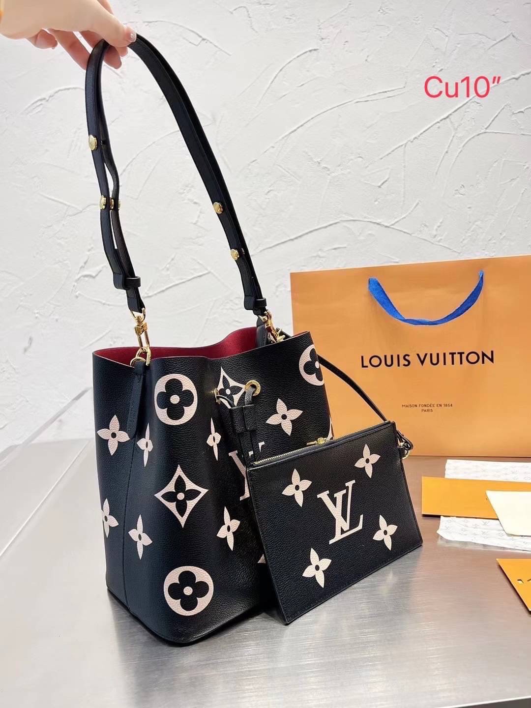 LV Neonoe MM Monogram Flowers / LV Bucket Bag กระเป๋าสะพายทรงบัคเก็ตใบใหญ่ โดดเด่นด้วยการตกแต่งลายพิมพ์ รูดเปิด-ปิดปากกระเป๋าด้วยเส้นหนัง สายสะพายมีให้ถึง 2 แบบ สายคล้องแขน และสายยาวที่สามารถปรับสะพายไหล่หรือสะพายข้างก็ได้ ภายในแบ่งสัดส่วนไว้สวย จุของได้ค