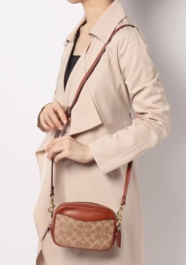 COACH Coated Canvas Signature Camera Bag 16 | Tan Rust (1025) เคลียร์สต๊อคมีไม่มากนะคะ! พร้อมส่งค่ะ! กระเป๋าทรงกล่อง pvc หนังนิ่มค่ะ เปิดปิดกระเป๋าแบบซิป ภายในสามารถใส่มือถือได้ทุกรุ่น;กระเป๋าเงินใบกลางได้;ของอื่นๆได้จุค่ะ;มีช่องซิปและช่องเล็กให้ใส่ของจุก