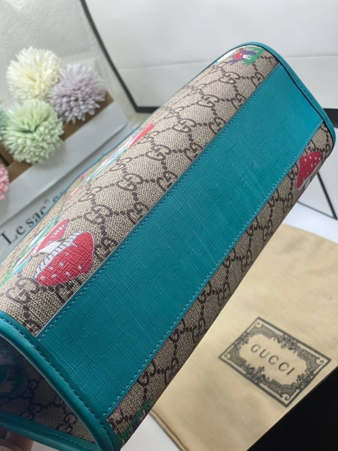 Ori GUCCI Children's tote bag GG kids ที่สุดของความน่ารัก ลิมิเต็ดแบบไม่มีเอาท์ สาวๆสายหวานไม่ควรพลาดด้วยประการทั้งปวงเลยค่าา หนังแท้เกรดดีที่สุด พิมพ์ลายแบรนด์รอบใบเทคเจอร์สวยอยู่ทรง ภายในมีโลโก้กว้างและจุสุดๆใส่สัมภาระได้เยอะ ภาพถ่ายจ