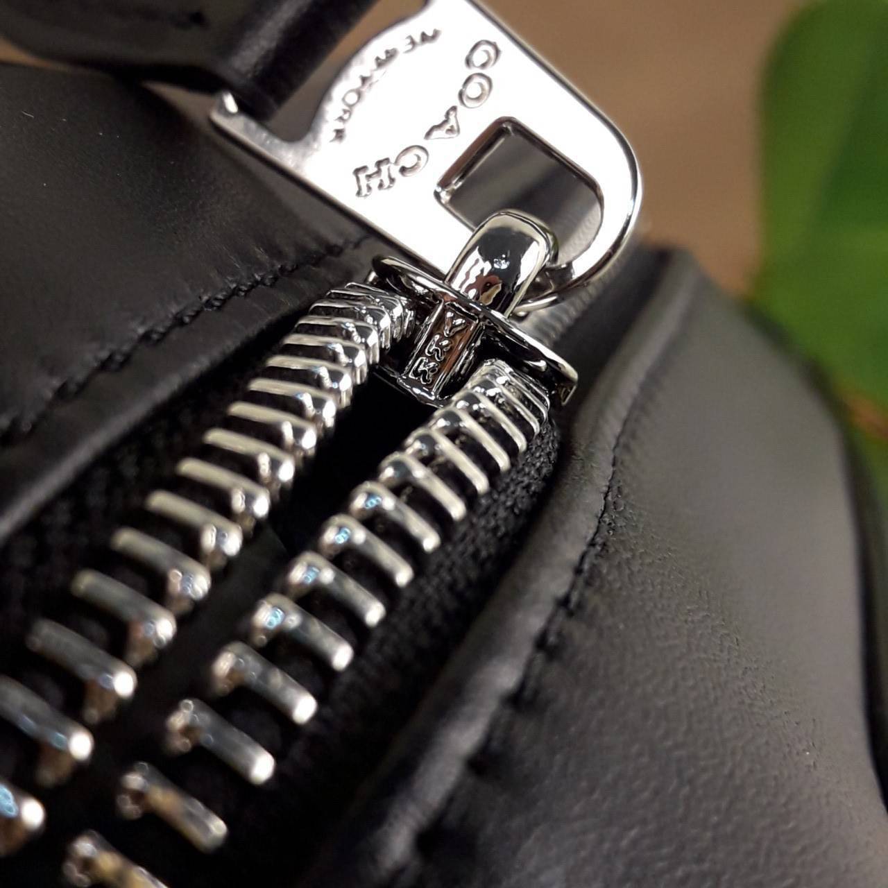 อมตะ ฆ่าไม่ตายจริงๆ กับรุ่นนี้!!😎//>>COACH CHARLES FLIGHT BAG(F54788)🍁สะพายข้าง ทรงสวย เป็นอีกรุ่น ที่ฮิตตลอดกาลไปเรียบร้อยแล้ว//วัสดุหนังแคนวาส สลับหนังแท้อย่างดี // ใช้ได้ทั้งชายและหญิง Unisexสุดๆ ใช้งานง่าย ทรงกล่อง จะสะพายเที่ยว 