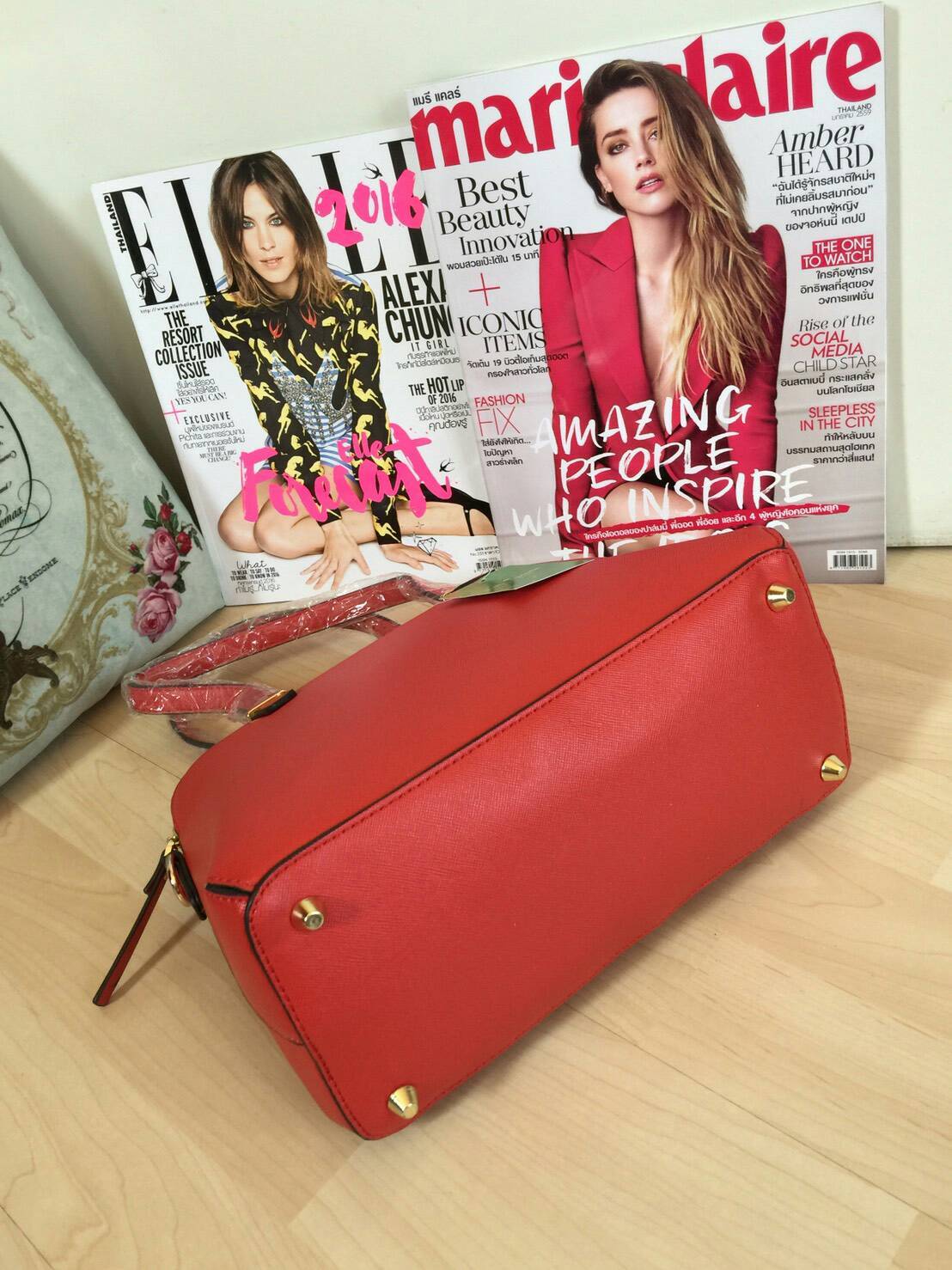 New in !!!! Kate spade new york Bagกลับมาอีกรอบกับรุ่นขายดีค่ะ!!! กระเป๋าถือหรือสะพายข้างทรงฮิต ลายหนังซาฟเฟียโน่สวย ด้านหน้าปั้มโลโก้แบรนด์ เปิดปิดกระเป๋าแบบซิปด้านในโล่งกว้างใส่ของได้จุนะค่ะรุ่นนี้ ภายในกระเป๋ามีช่องซิปและช่องเล้กให้ใส่ของจุกจิกค่ะ. ด้า