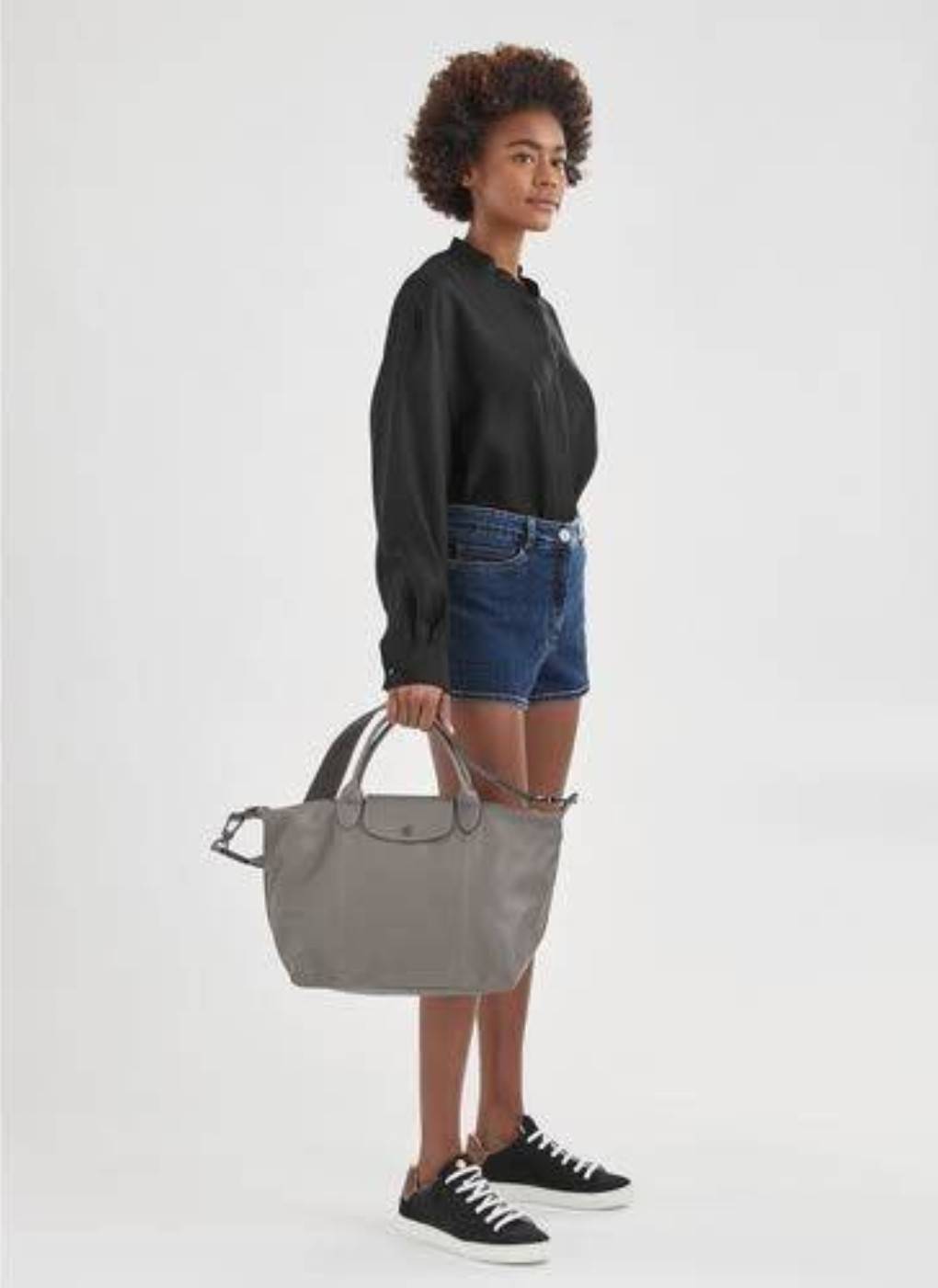 Longchamp Le Pliage Cuir Top handle bag S เรียกว่าเป็นกระเป๋าอีกหนึ่งรุ่นที่ไม่ว่ายังไงก็ฮอตฮิตและติดเทรนด์ตลอดไม่เคยเปลี่ยนกับ ทรง Le Pliage Cuir หนึ่งในตระกูลกระเป๋าสุดไอคอนิกจากแบรนด์