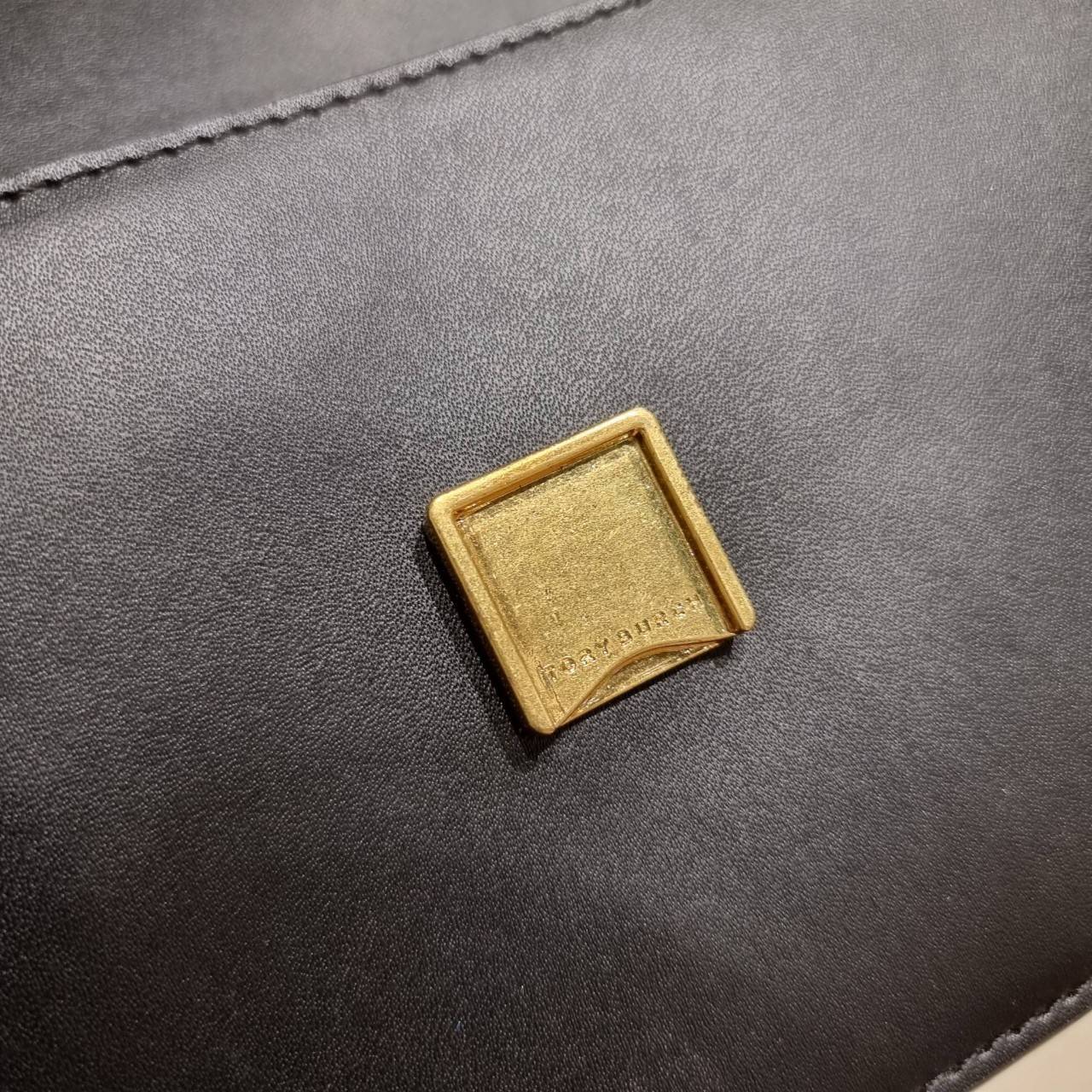 TORY BURCH ELEANOR SMALL CONVERTIBLE SHOULDER BAG ฮอตไอเท็ม รุ่นนี้ขายดีขายหมด คัมแบค!! สวยหรู คุณหนู ผู้ดี!! หายากมากที่สุด!! กระเป๋าสะพายข้าง ดีไซน์อยู่ทรง ขนาดกำลังสะดวกใช้สำหรับสาว วัสดุหนังแท้เต็มใบ สีทูโทน เปิด-ปิดด้วยแถบแม่เหล็ก ภายในแบ่งสัดส่วนได้