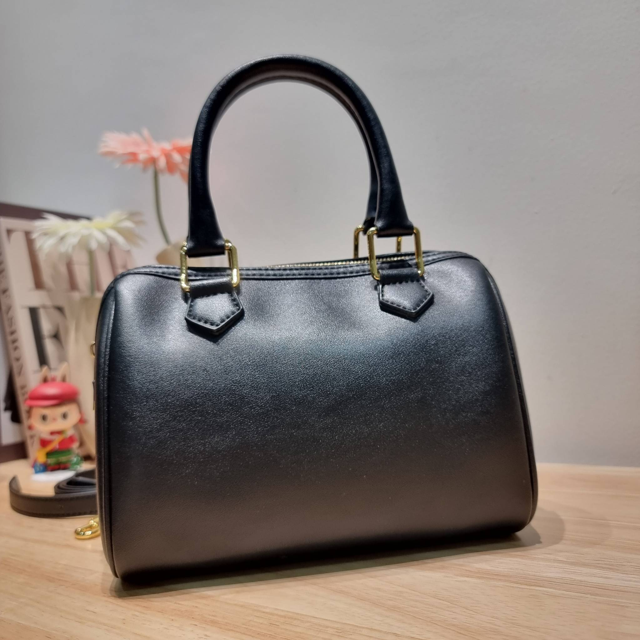 CELINE SMALL BOSTON CUIR TRIOMPHE IN SMOOTH LEATHER ฮิตมากกับสุดยอดความคลาสสิค ในรูปทรงสวย กับกระเป๋าสะพายทรงหมอน กะทัดรัด ขนาดกำลังดี ใช้งานสะดวก วัสดุหนังผิวเรียบ สวยคม